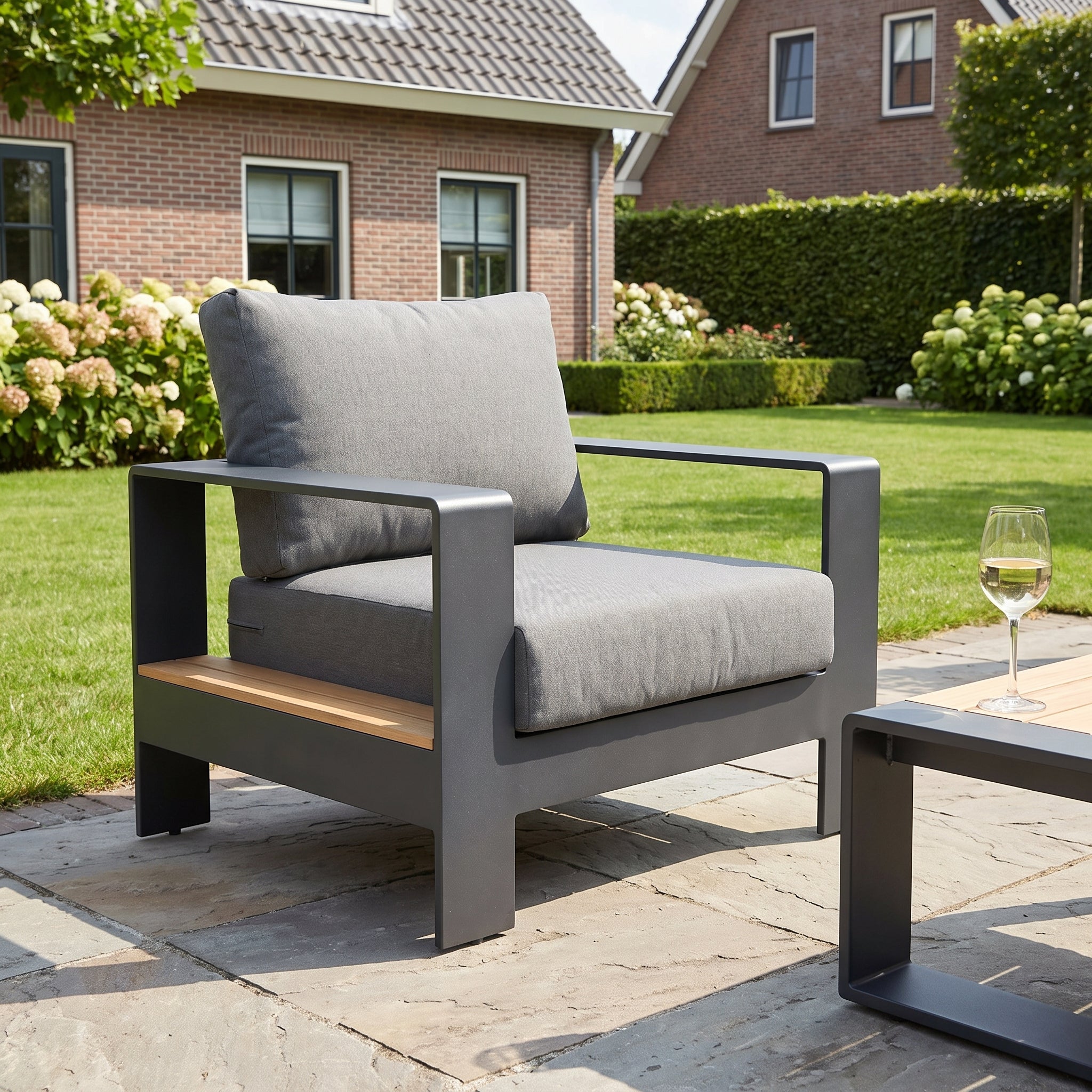 Megara Loungestoel in einem stimmungsvollen Garten - Outnest Gartenmöbel