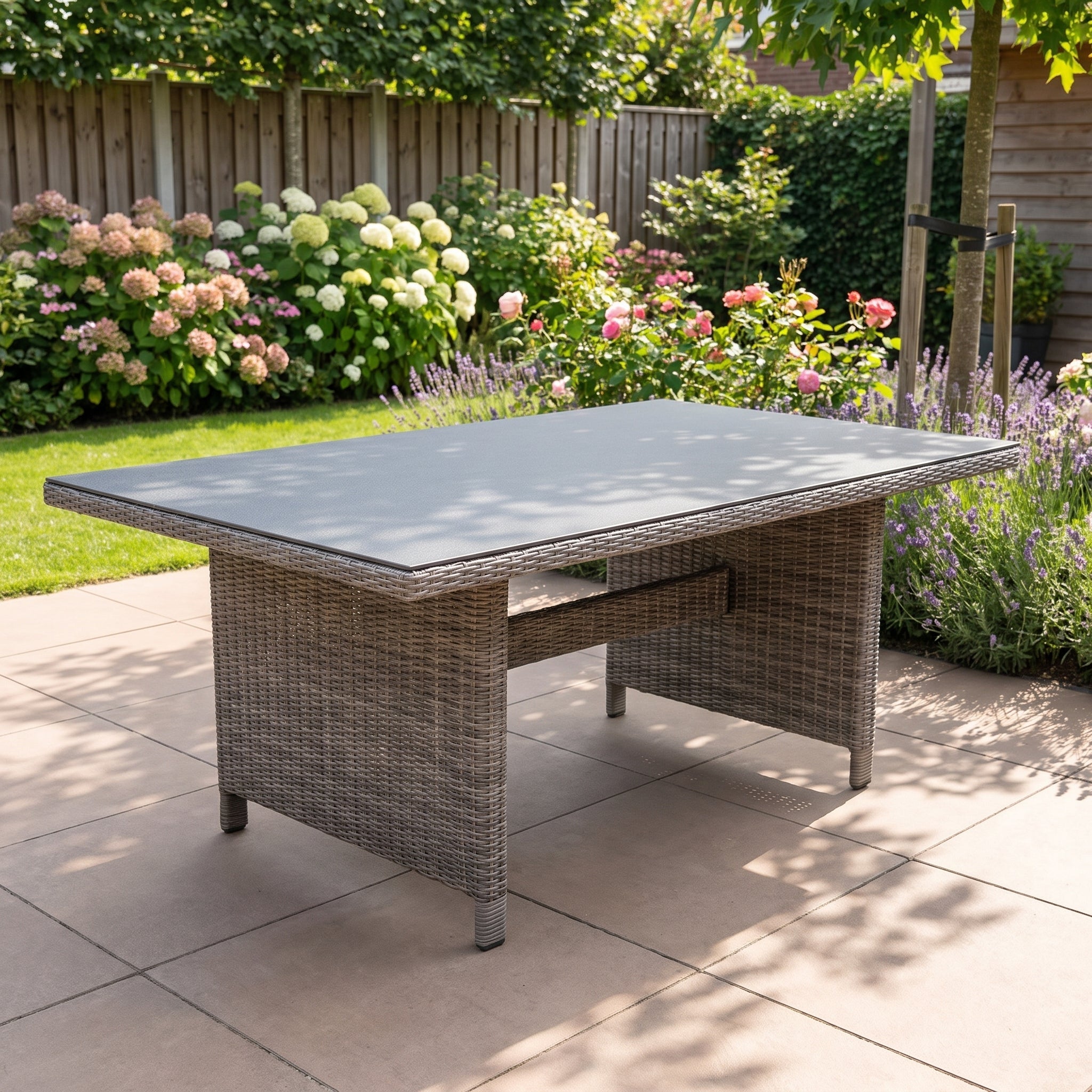 Menorca Gartentisch Spraystone 225x100 Kobo Grey - Lifestyle-Aufnahme auf der Terrasse - Outnest