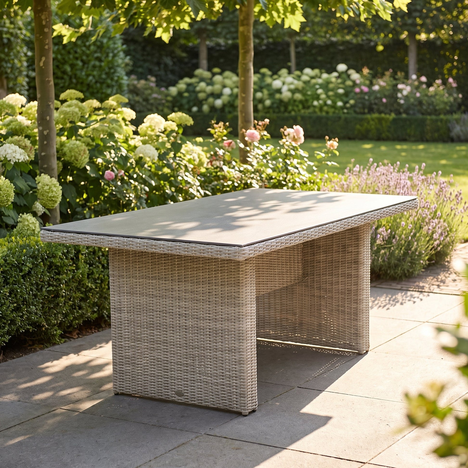 Menorca Gartentisch Spraystone 225x100 Natural Grey - Lifestyle-Aufnahme auf der Terrasse - Outnest
