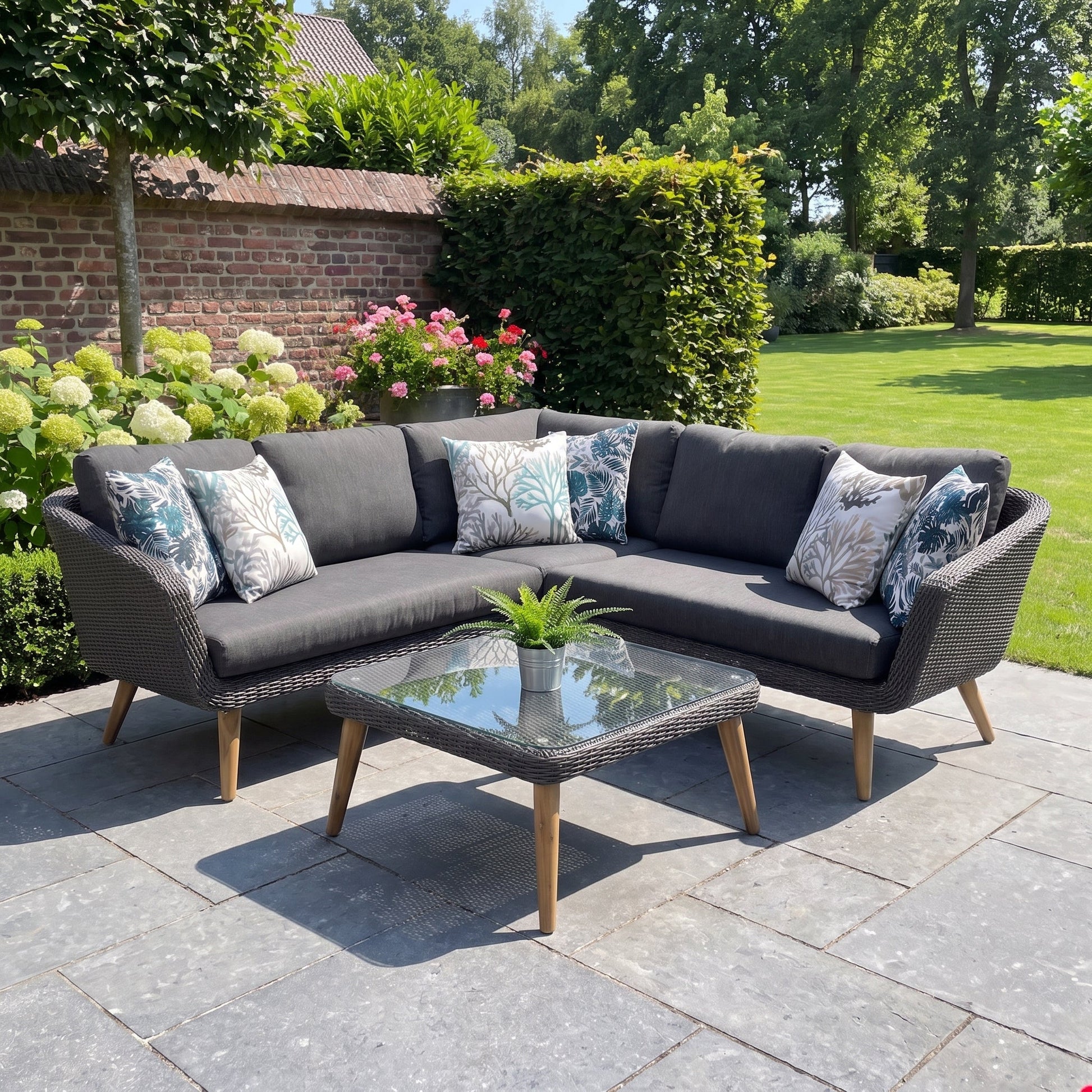 Milano Hoek Loungeset - Anthracite in einem stimmungsvollen Garten - Outnest Gartenmöbel