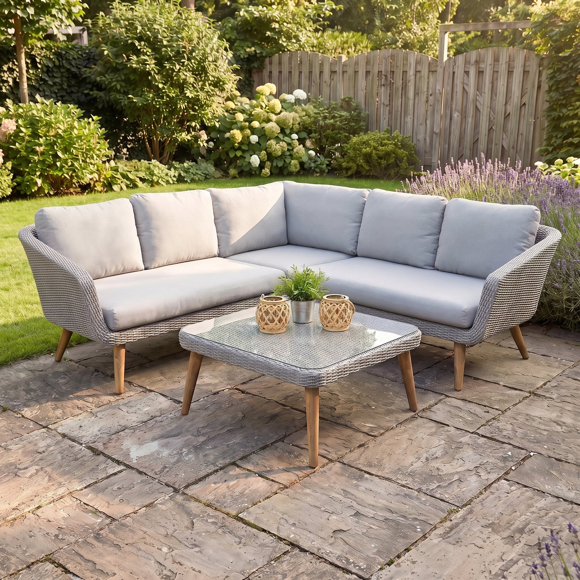 Milano Hoek Loungeset - White in einem stimmungsvollen Garten - Outnest Gartenmöbel