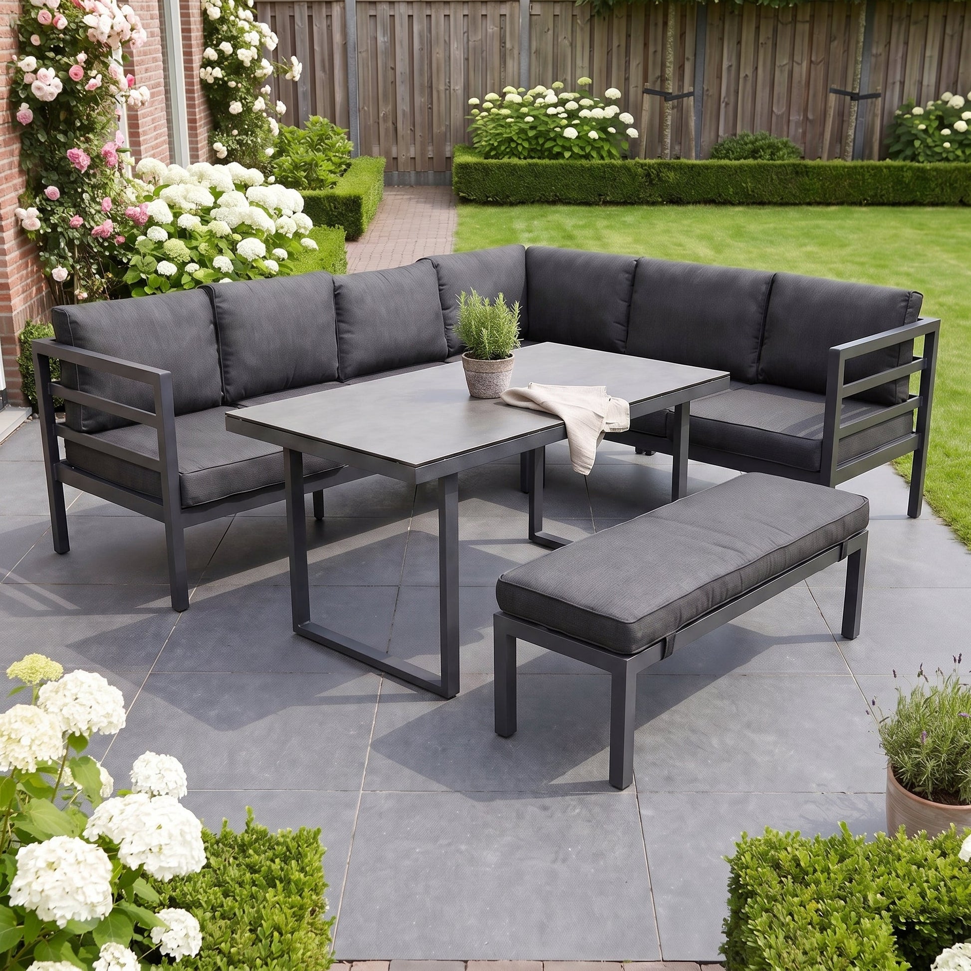 Nevada Loungeset - Dark grey / Rechts in einem stimmungsvollen Garten - Outnest Gartenmöbel