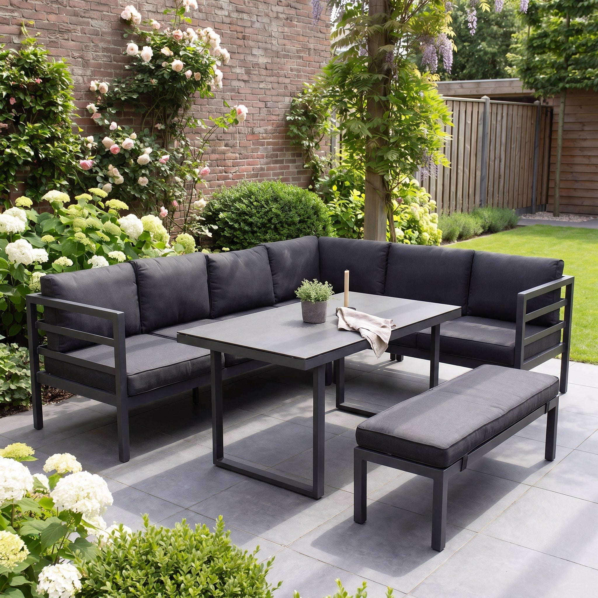Nevada Loungeset - Dark grey / Rechts in einem stimmungsvollen Garten - Outnest Gartenmöbel
