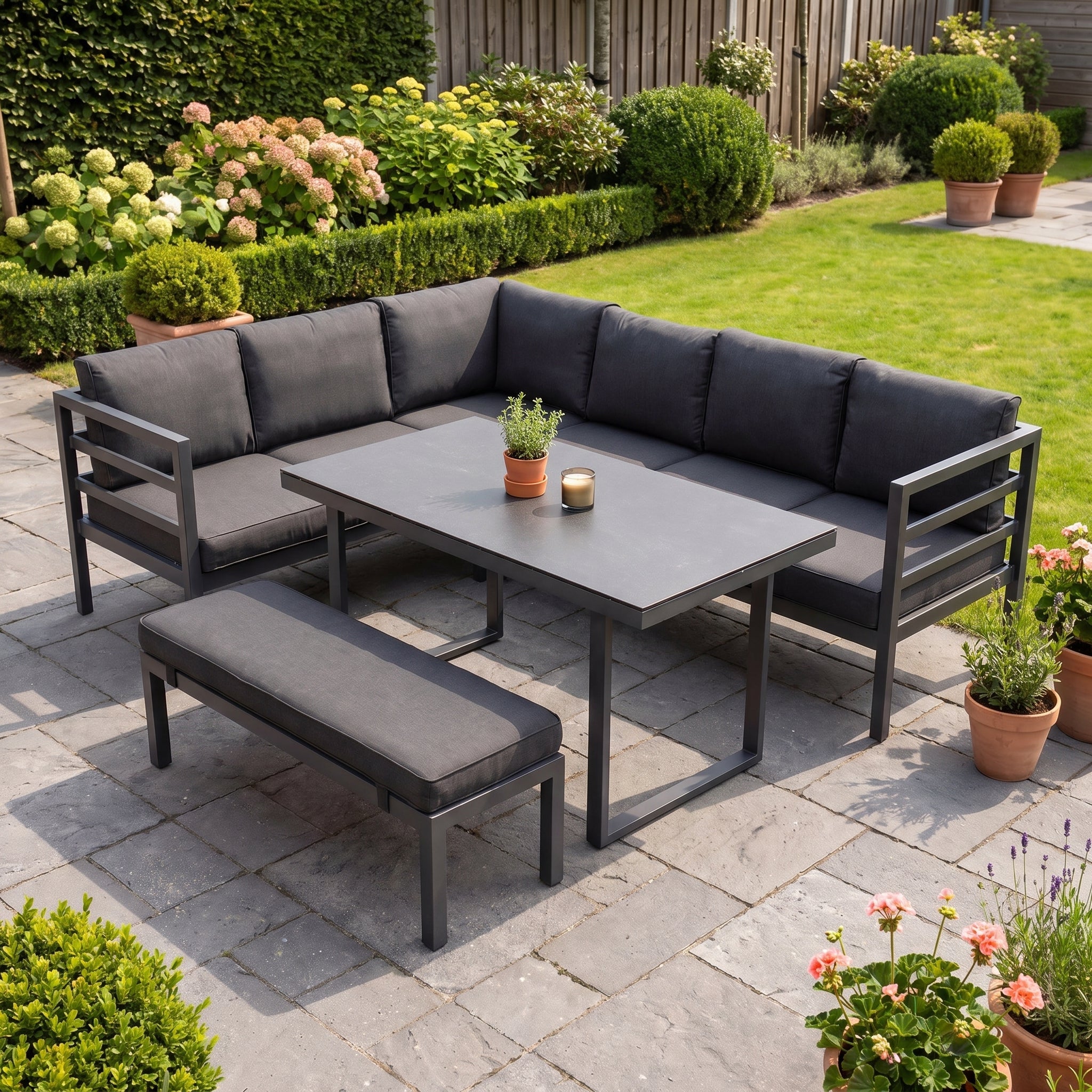 Nevada Loungeset - Dark grey / Links in einem stimmungsvollen Garten - Outnest Gartenmöbel