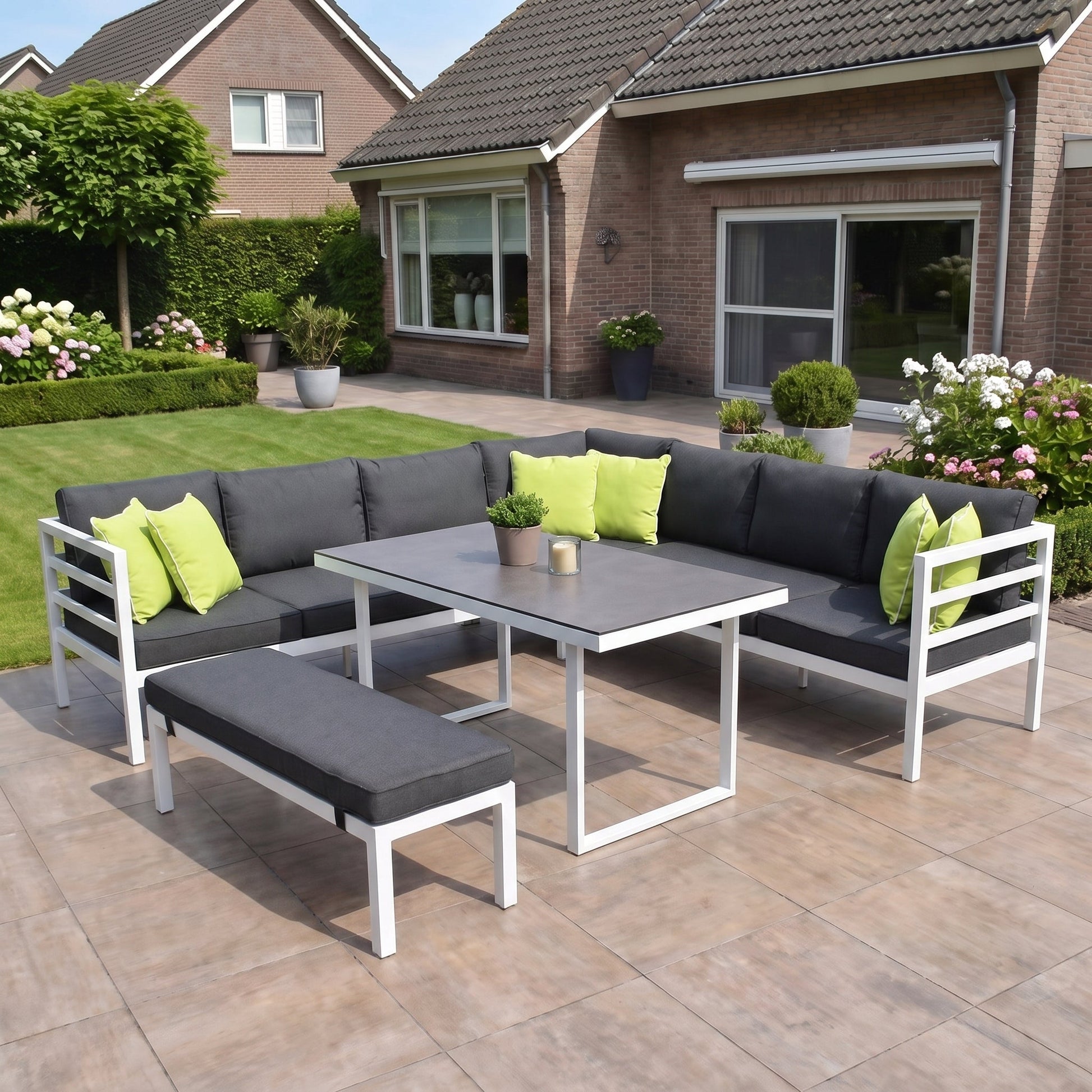 Nevada Loungeset  - White / Links in einem stimmungsvollen Garten - Outnest Gartenmöbel