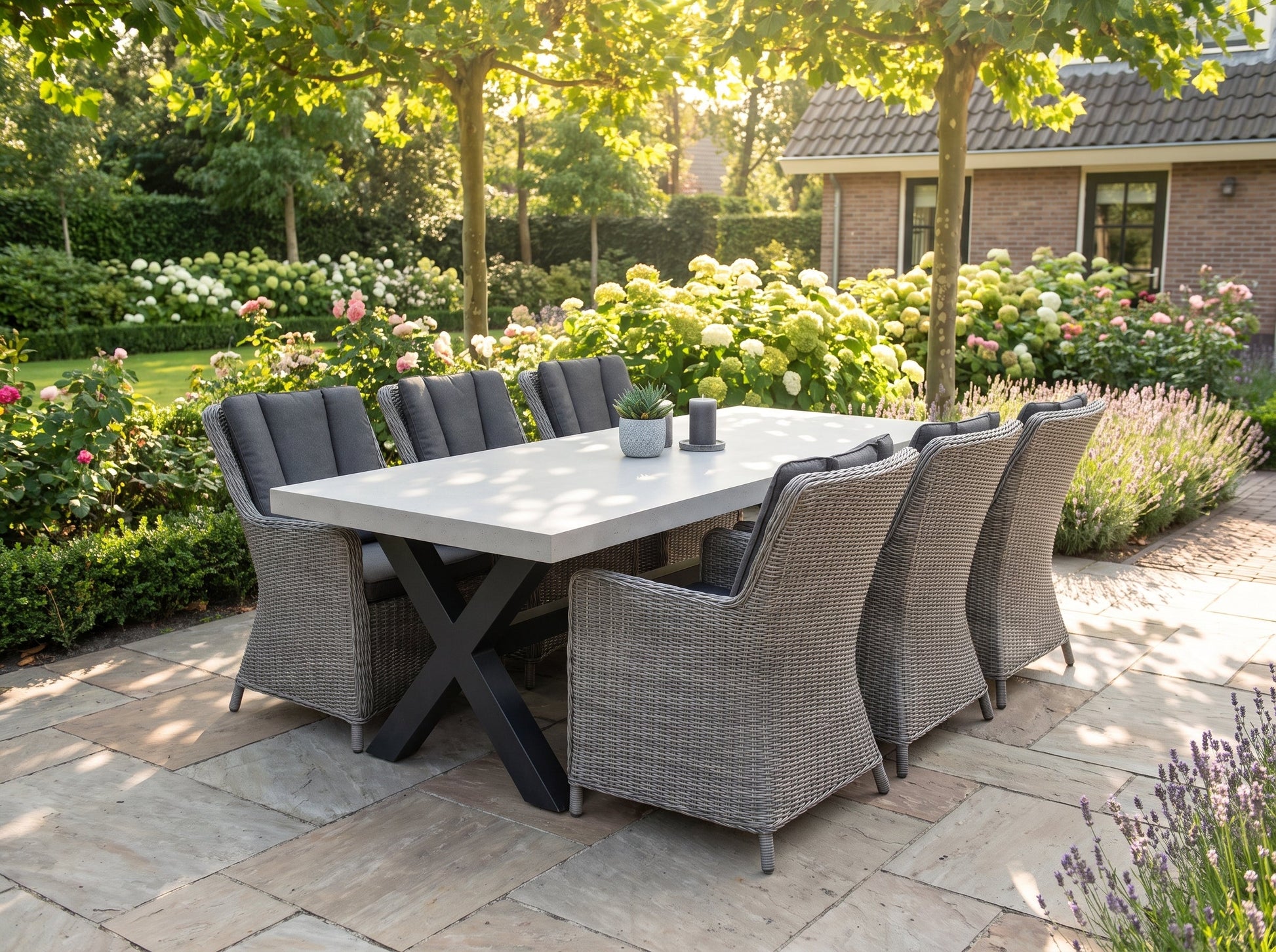 Norwich-Avalon Tuinset 6 Personen - Polystone, gepoedercoat staal / Natural in einem stimmungsvollen Garten - Outnest