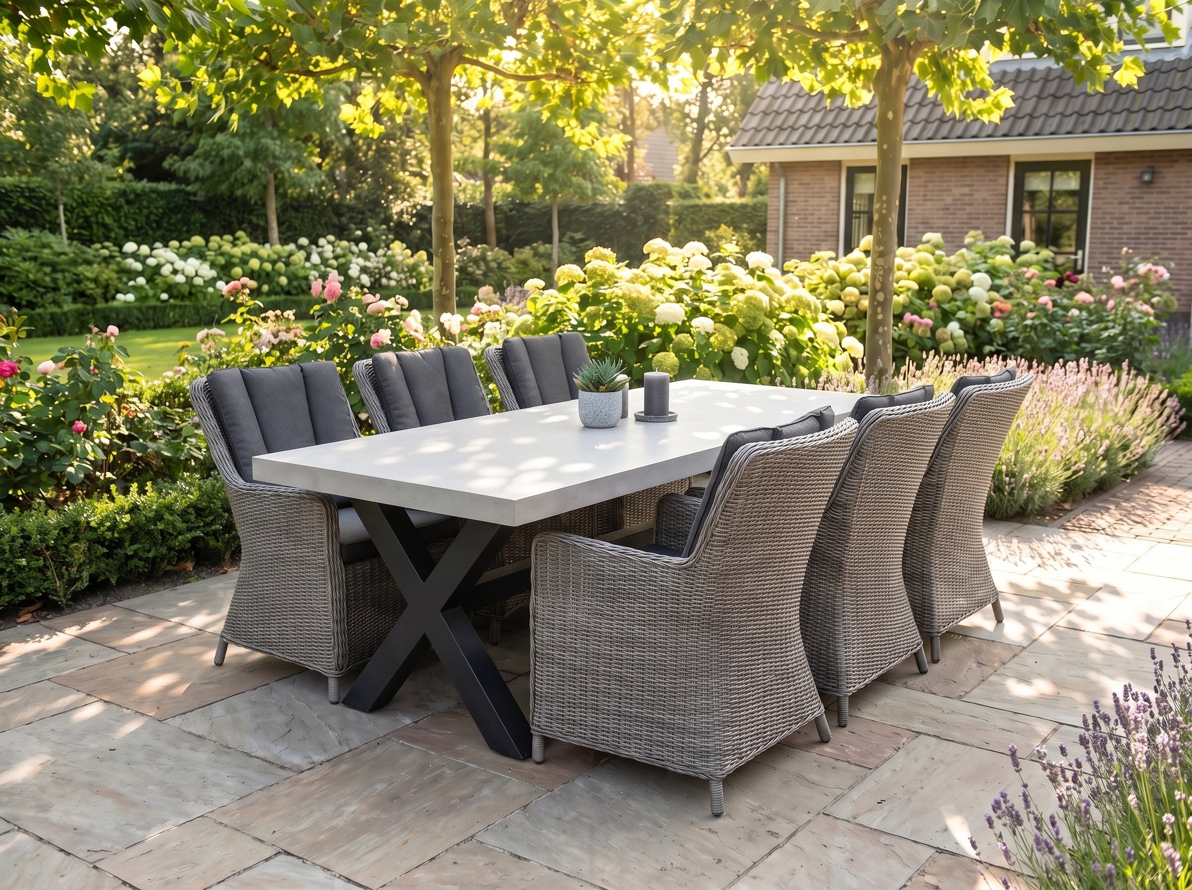 Norwich-Avalon Tuinset 6 Personen - Polystone, gepoedercoat staal / Natural in einem stimmungsvollen Garten - Outnest
