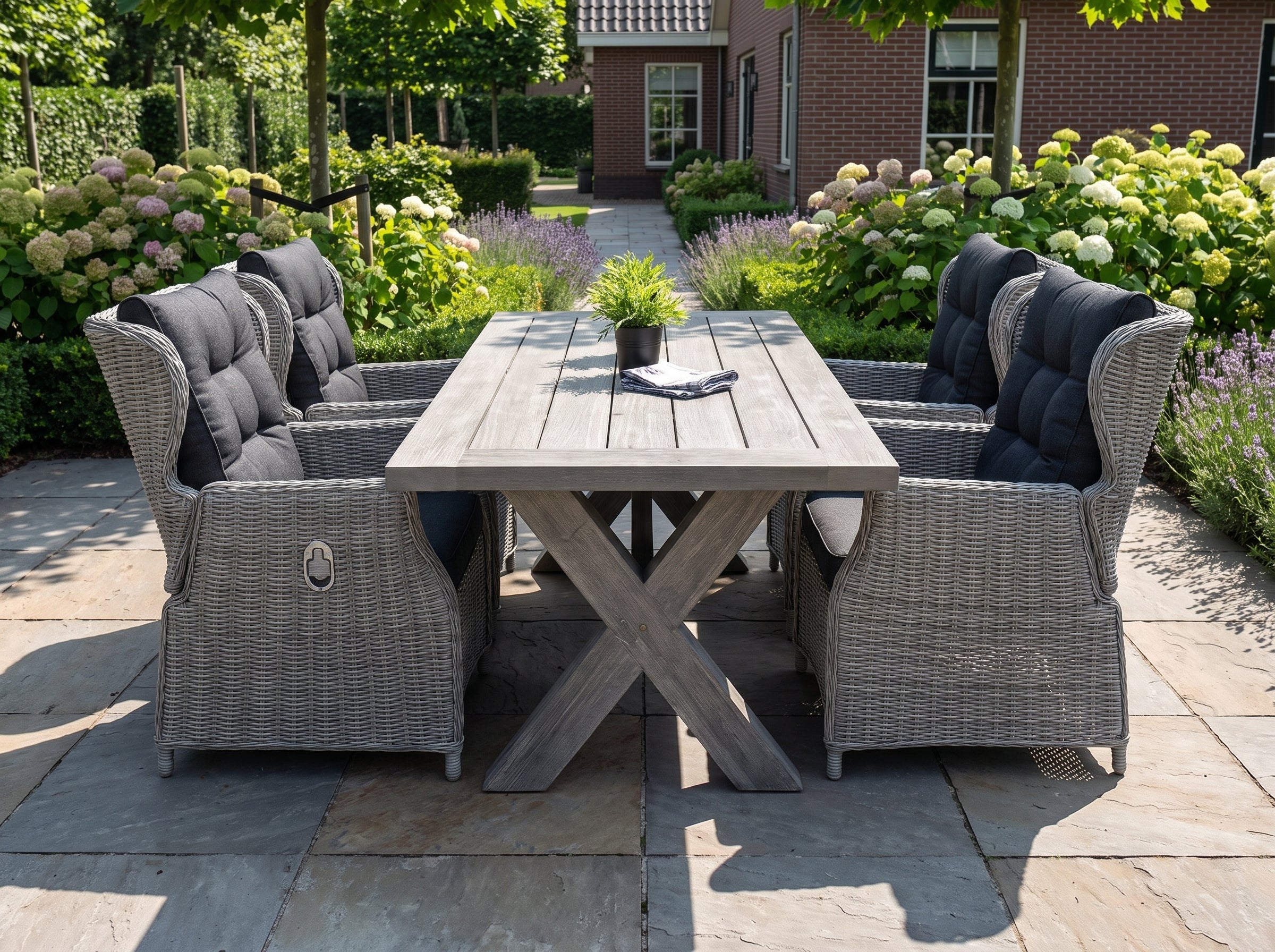 Norwich-Barcelona Verstelbare Tuinset 4 Personen - Acacia / Light Kobo Grey in einem stimmungsvollen Garten - Outnest