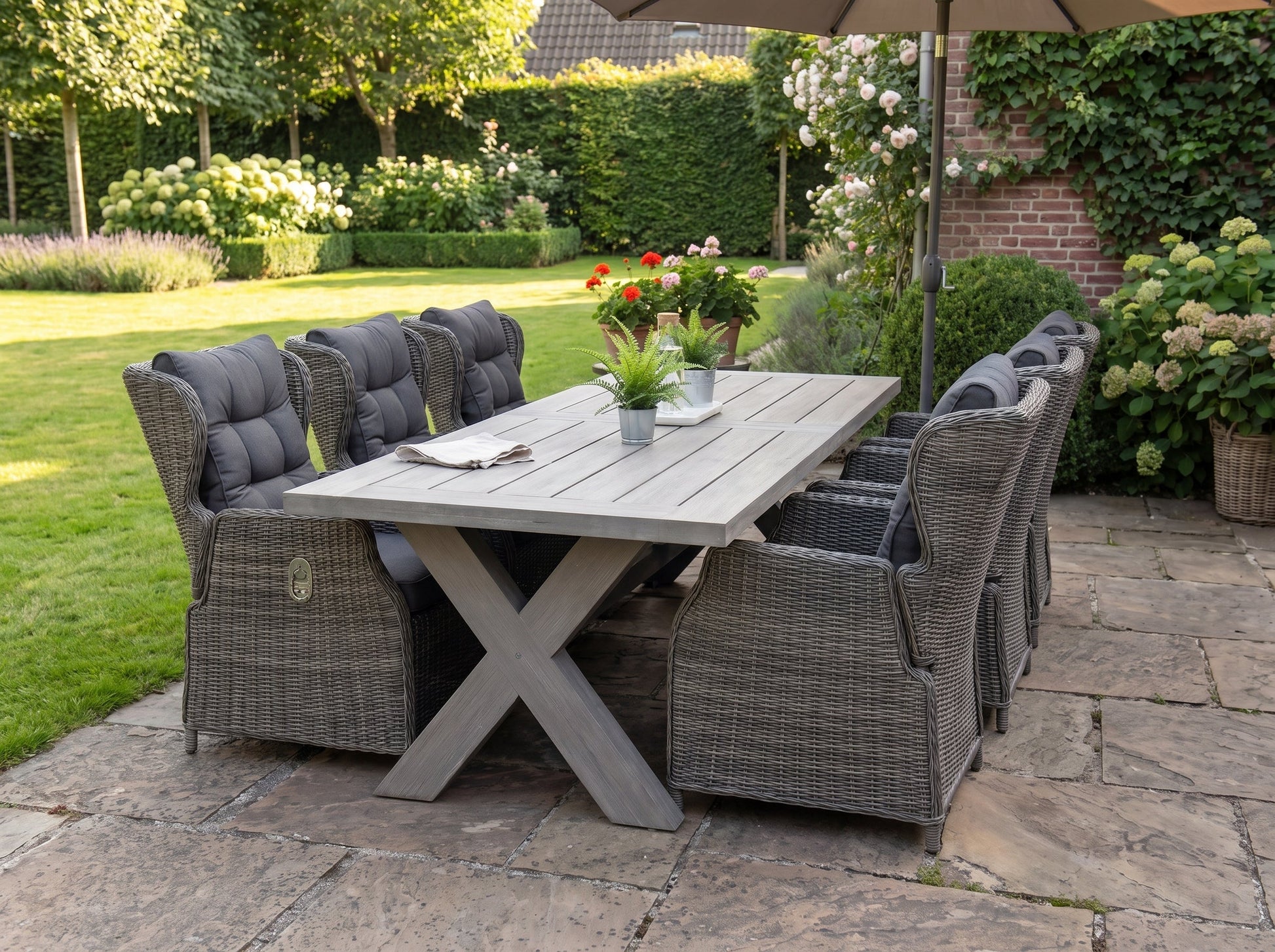 Norwich-Barcelona Verstelbare Tuinset 6 Personen - Acacia / Kobo Grey in einem stimmungsvollen Garten - Outnest Gartenmöbel