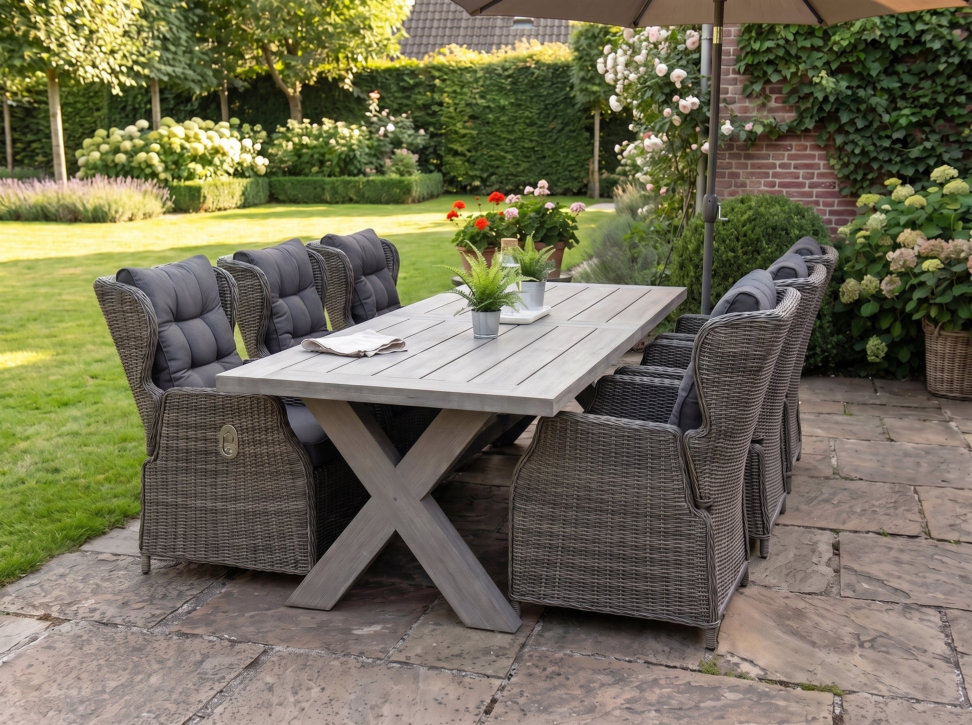 Norwich-Barcelona Verstelbare Tuinset 6 Personen - Acacia / Kobo Grey in einem stimmungsvollen Garten - Outnest Gartenmöbel