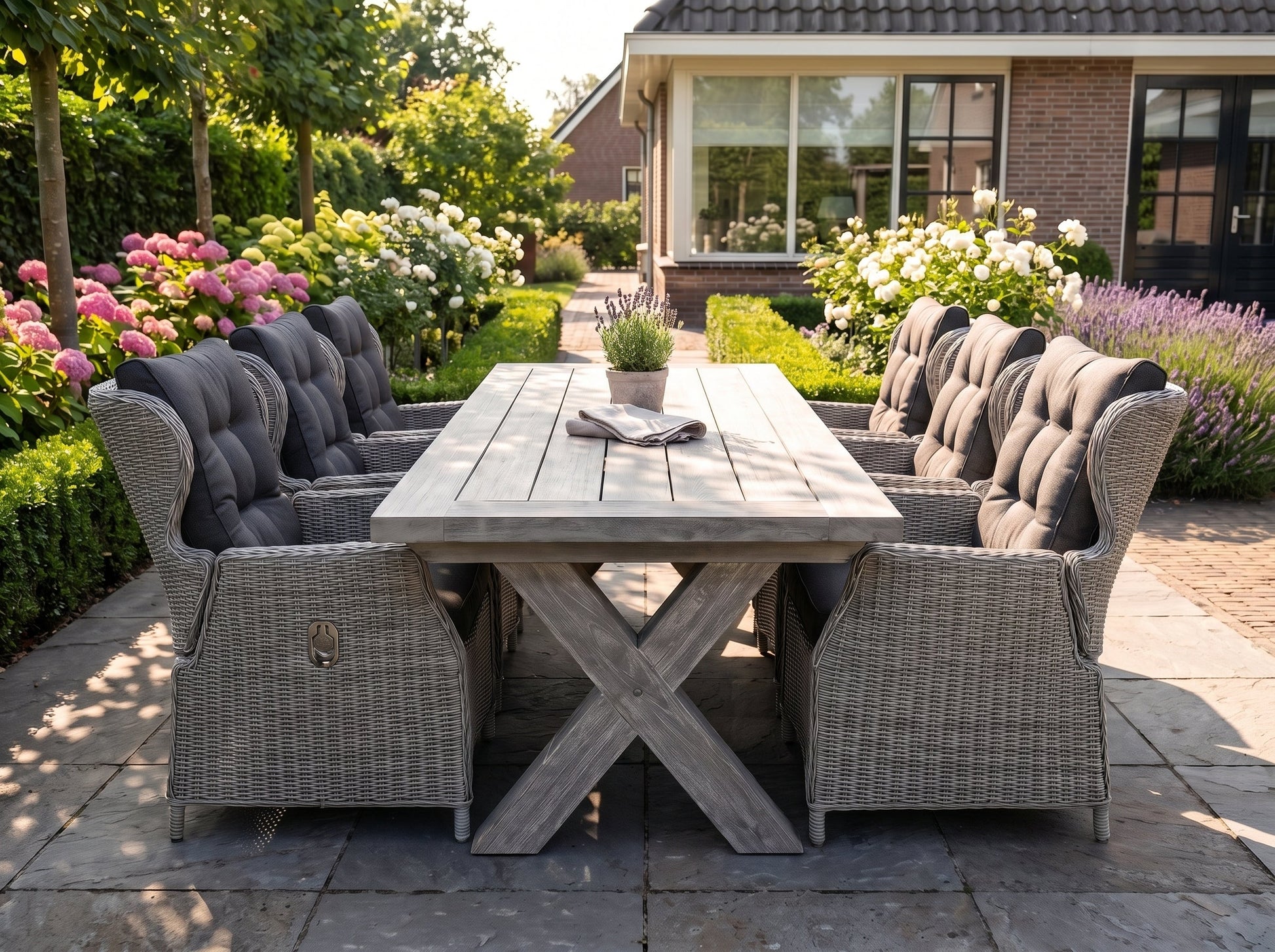 Norwich-Barcelona Verstelbare Tuinset 6 Personen - Acacia / Light Kobo Grey in einem stimmungsvollen Garten - Outnest