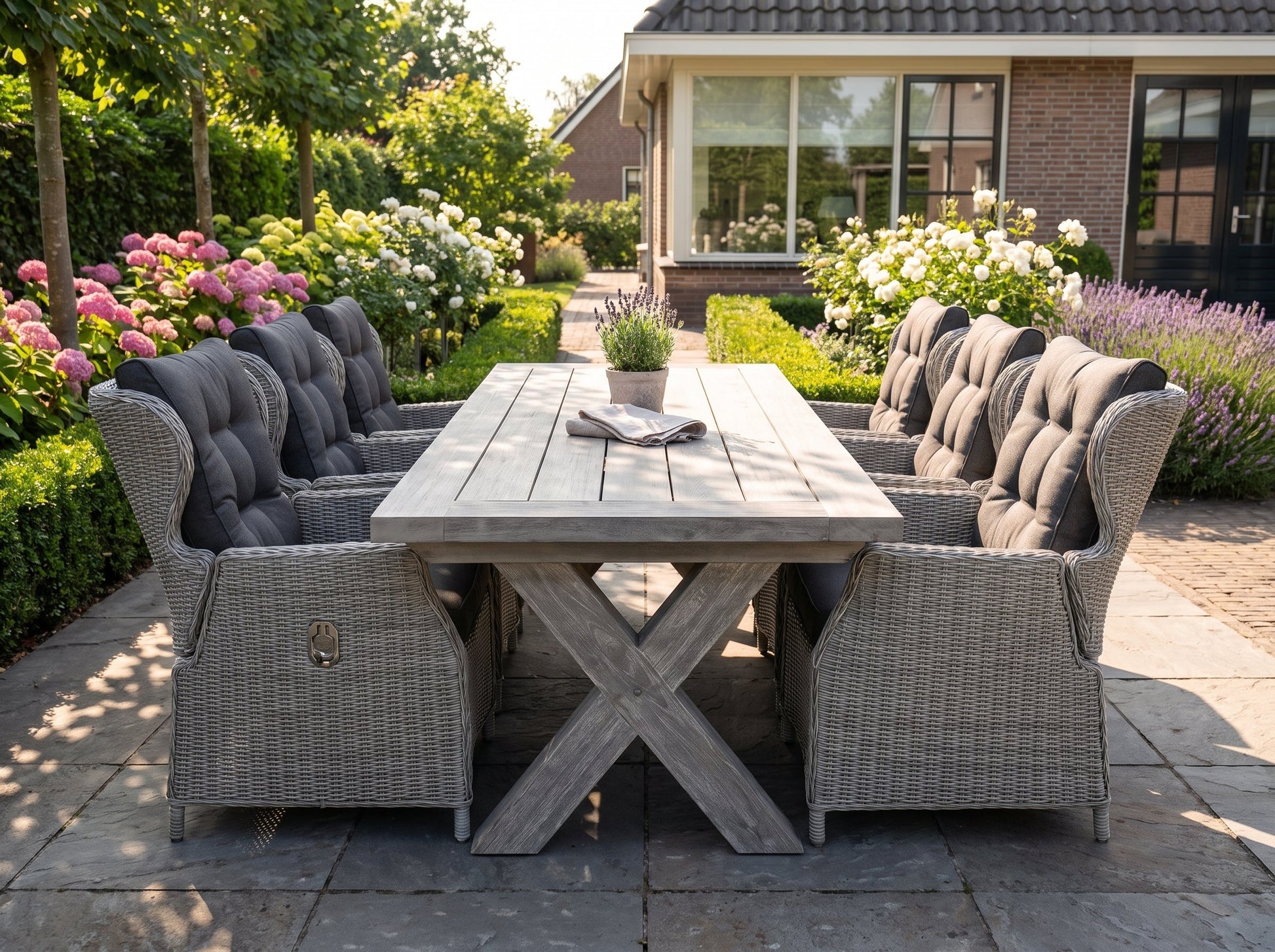 Norwich-Barcelona Verstelbare Tuinset 6 Personen - Acacia / Light Kobo Grey in einem stimmungsvollen Garten - Outnest