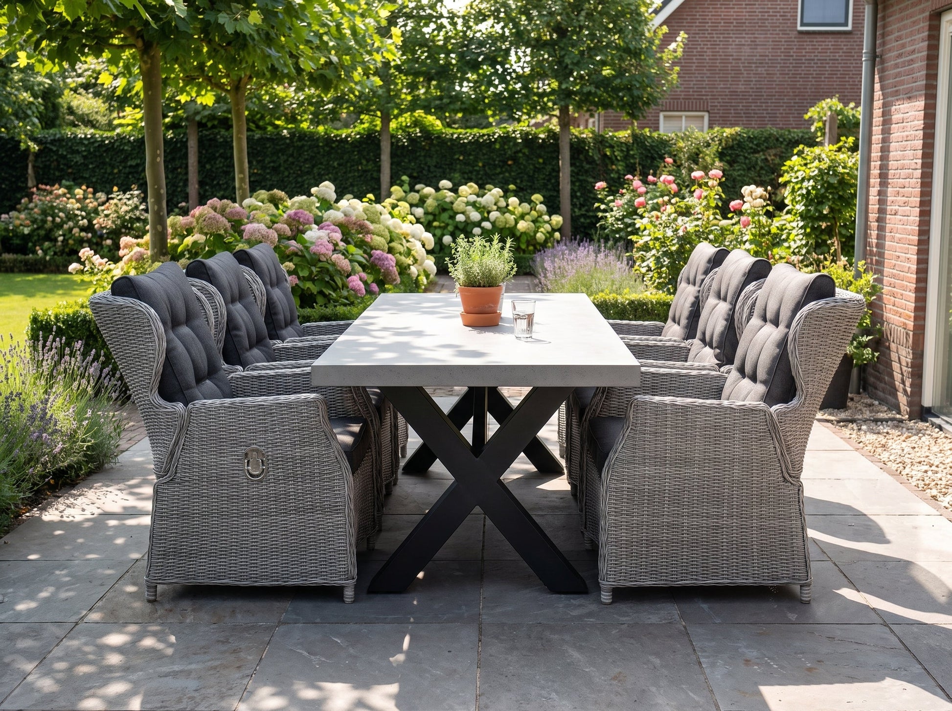Norwich-Barcelona Verstelbare Tuinset 6 Personen - Polystone, Gepoedercoat staal / Light Kobo Grey in einem stimmungsvollen
