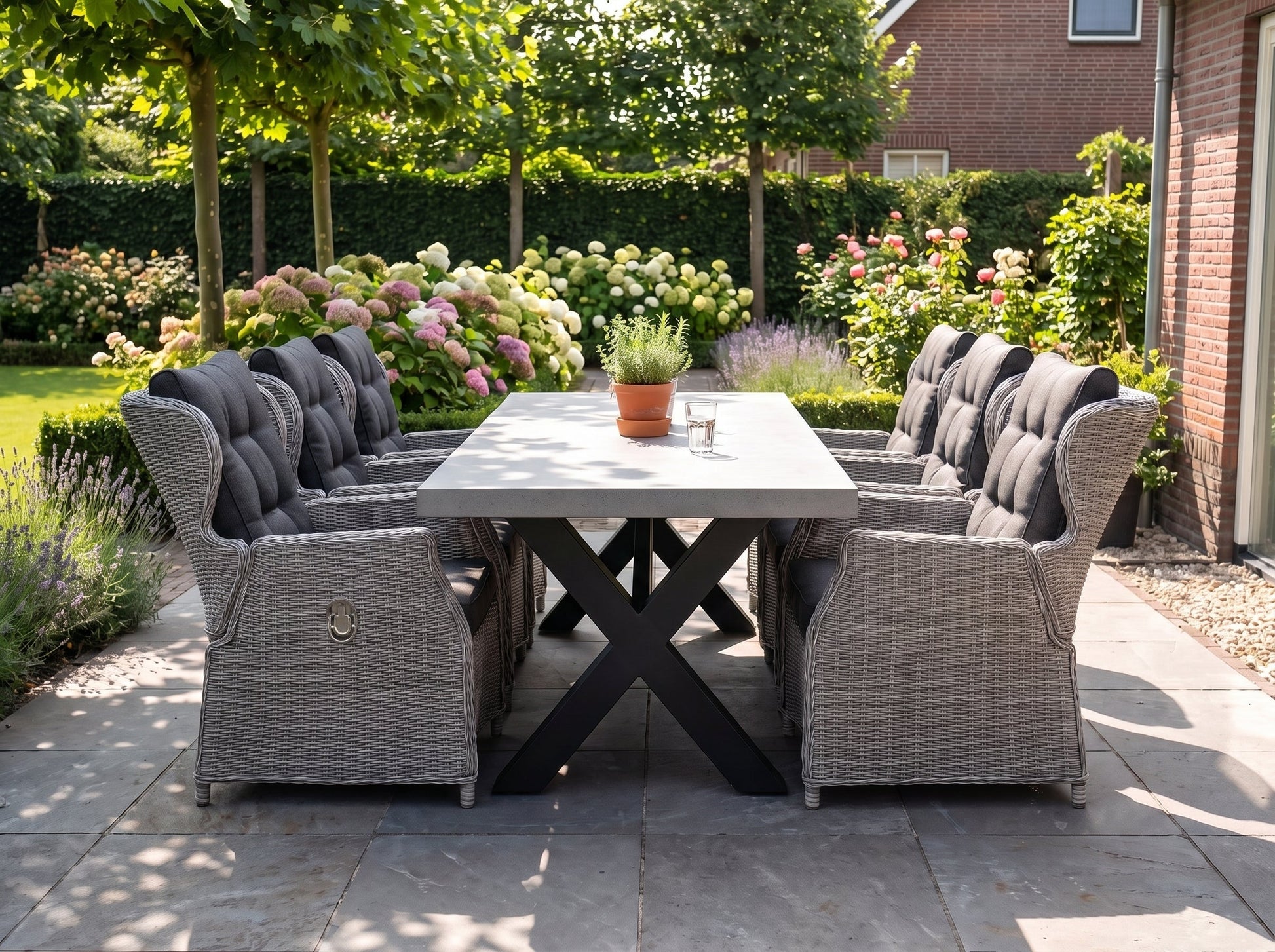 Norwich-Barcelona Verstelbare Tuinset 6 Personen - Polystone, Gepoedercoat staal / Light Kobo Grey in einem stimmungsvollen