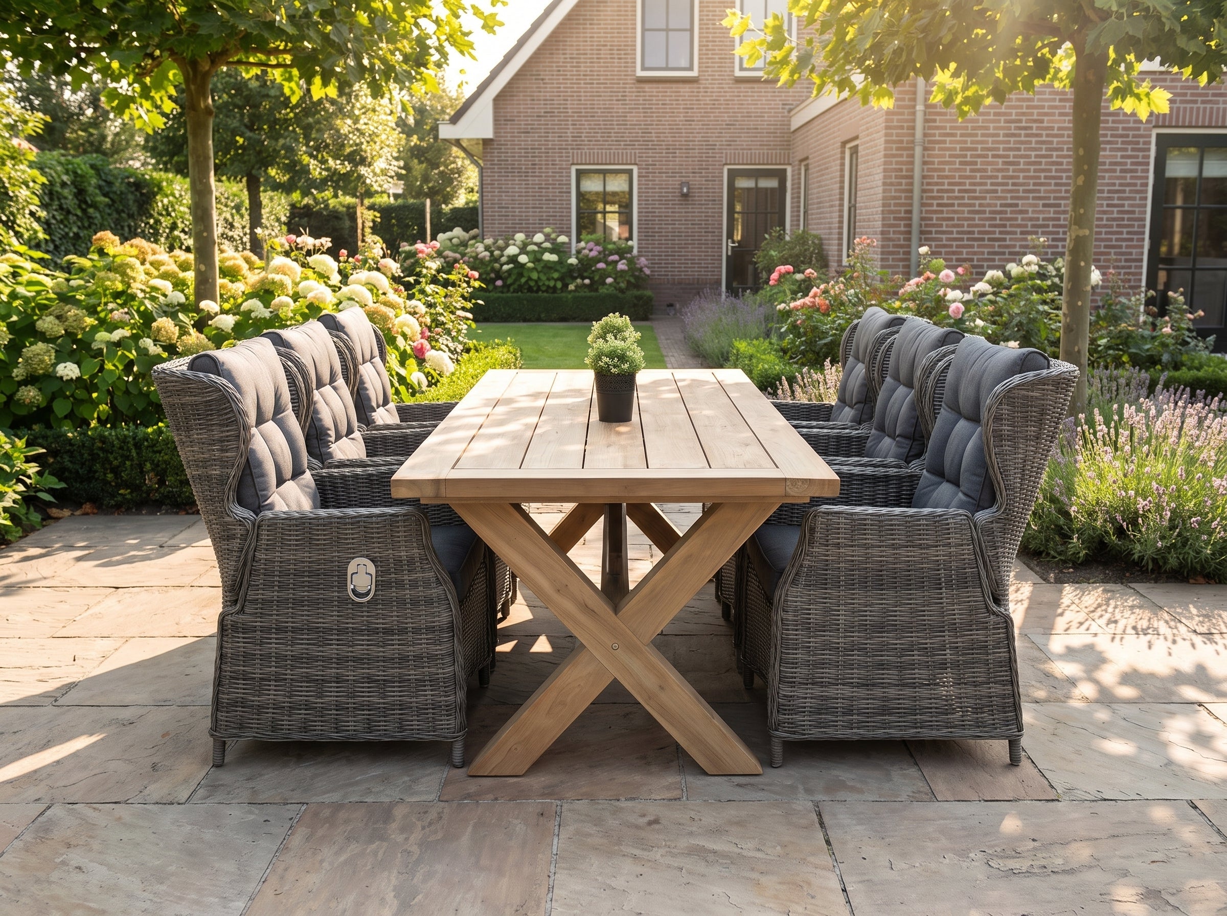 Norwich-Barcelona Verstelbare Tuinset 6 Personen - Teak / Kobo Grey in einem stimmungsvollen Garten - Outnest Gartenmöbel