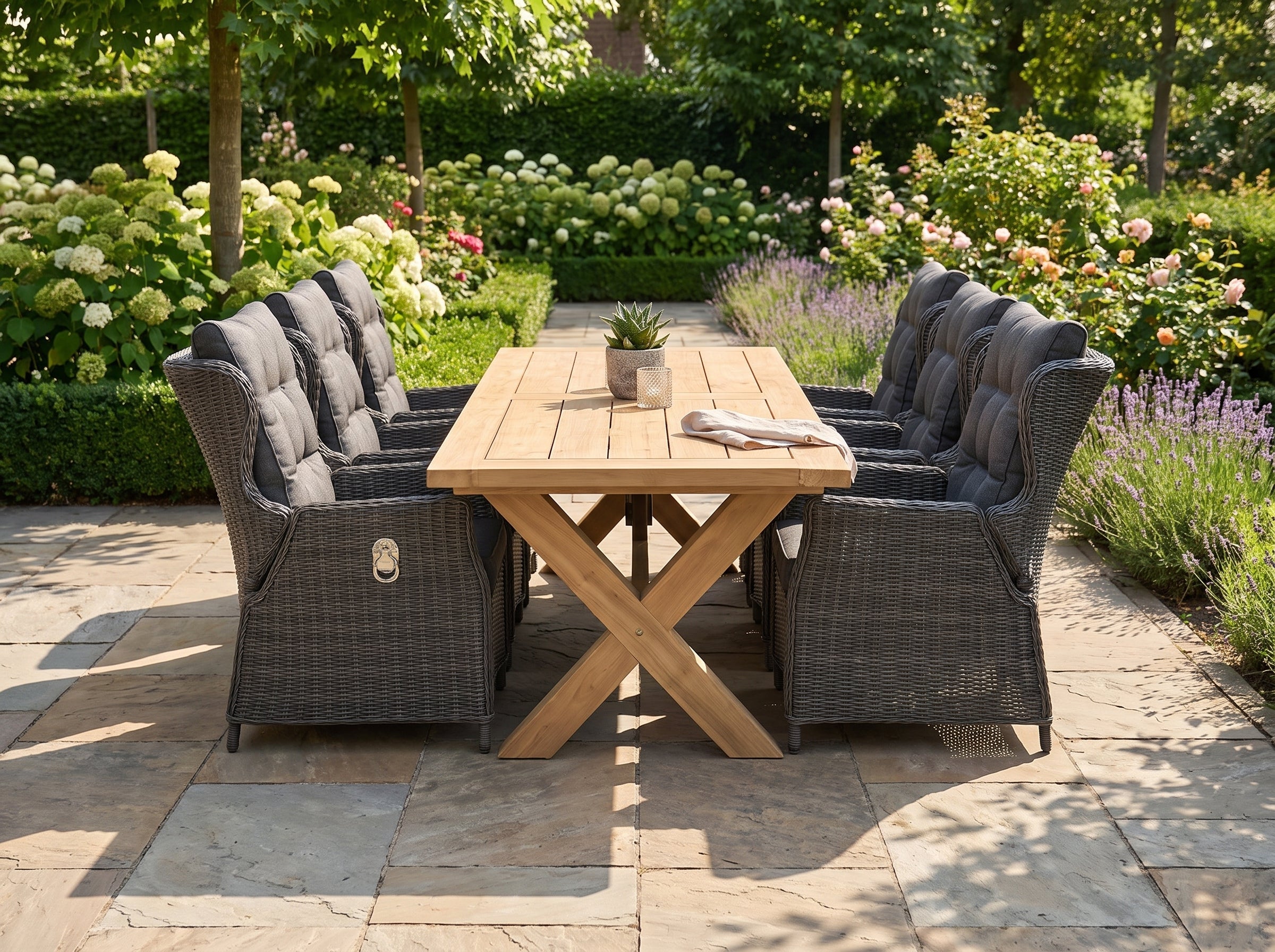 Norwich-Barcelona Verstelbare Tuinset 6 Personen - Teak / Rock Grey in einem stimmungsvollen Garten - Outnest Gartenmöbel
