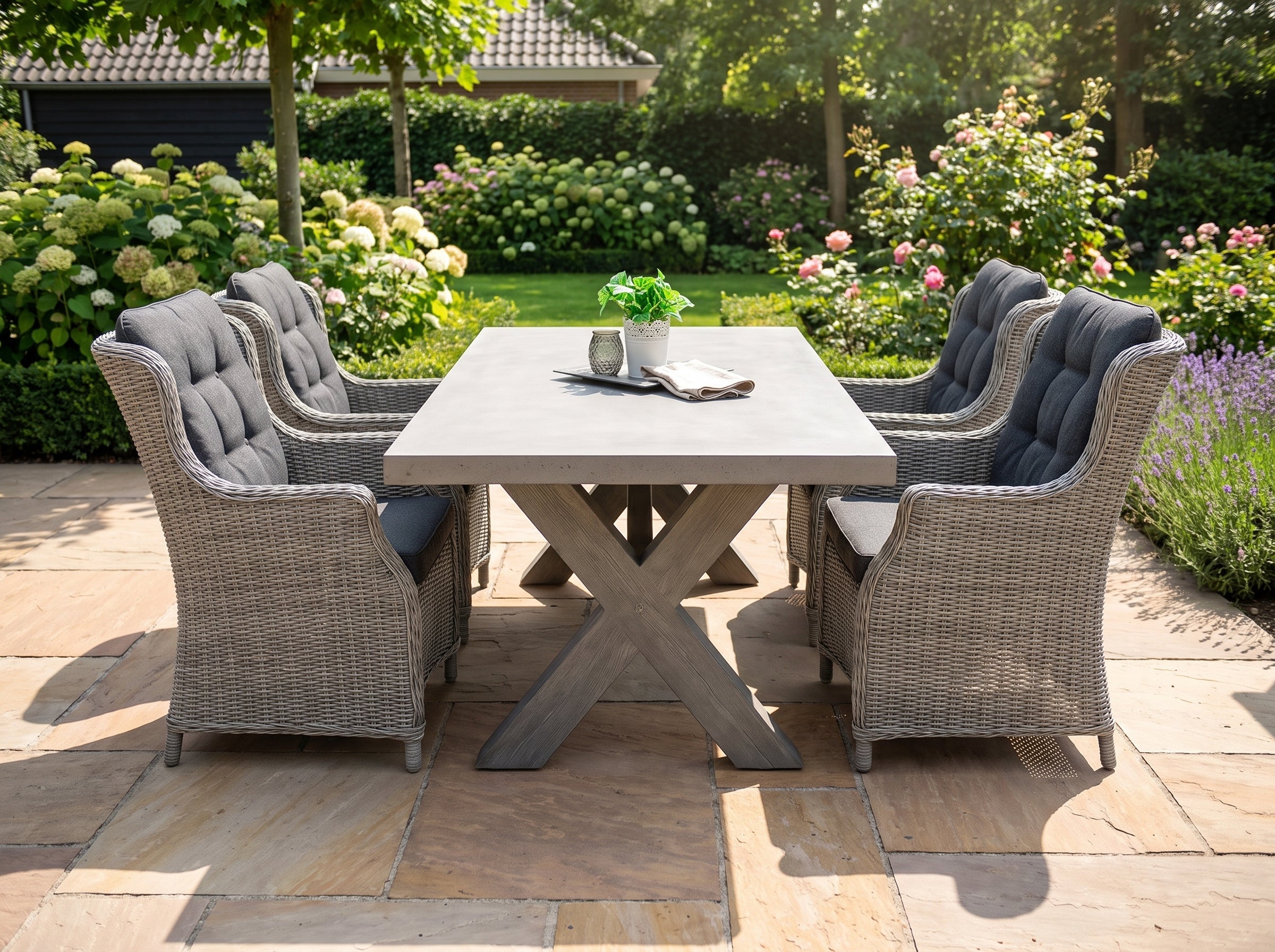 Norwich-Darwin Tuinset 4 Personen - Polystone, Vintage Antique Grey / Light Kobo Grey in einem stimmungsvollen Garten -