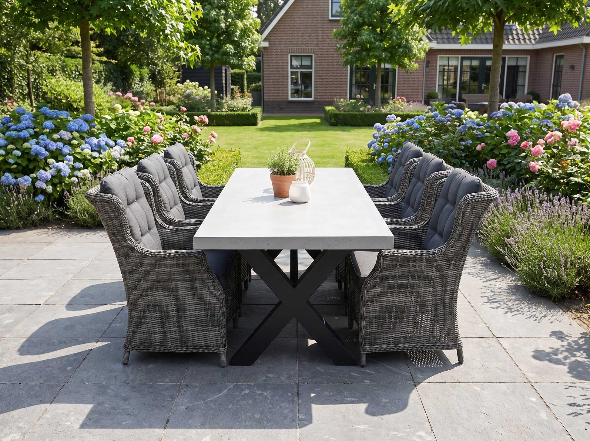Norwich-Darwin Tuinset 6 Personen - Polystone, Gepoedercoat staal / Kobo Grey in einem stimmungsvollen Garten - Outnest
