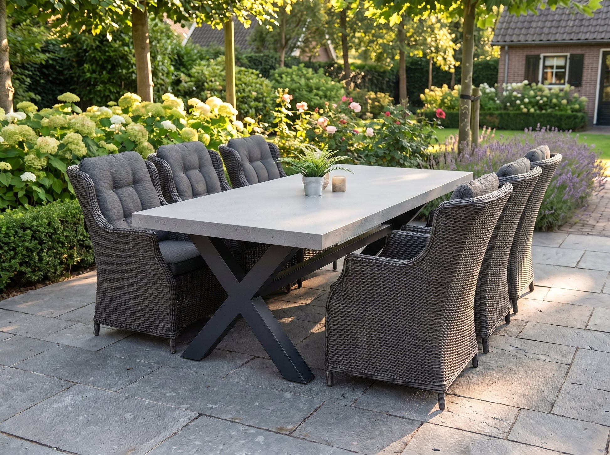 Norwich-Darwin Tuinset 6 Personen - Polystone, Gepoedercoat staal / Rock Grey in einem stimmungsvollen Garten - Outnest