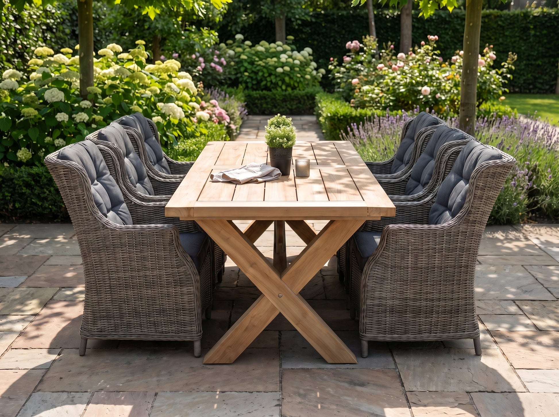 Norwich-Darwin Tuinset 6 Personen - Teak / Kobo Grey in einem stimmungsvollen Garten - Outnest Gartenmöbel