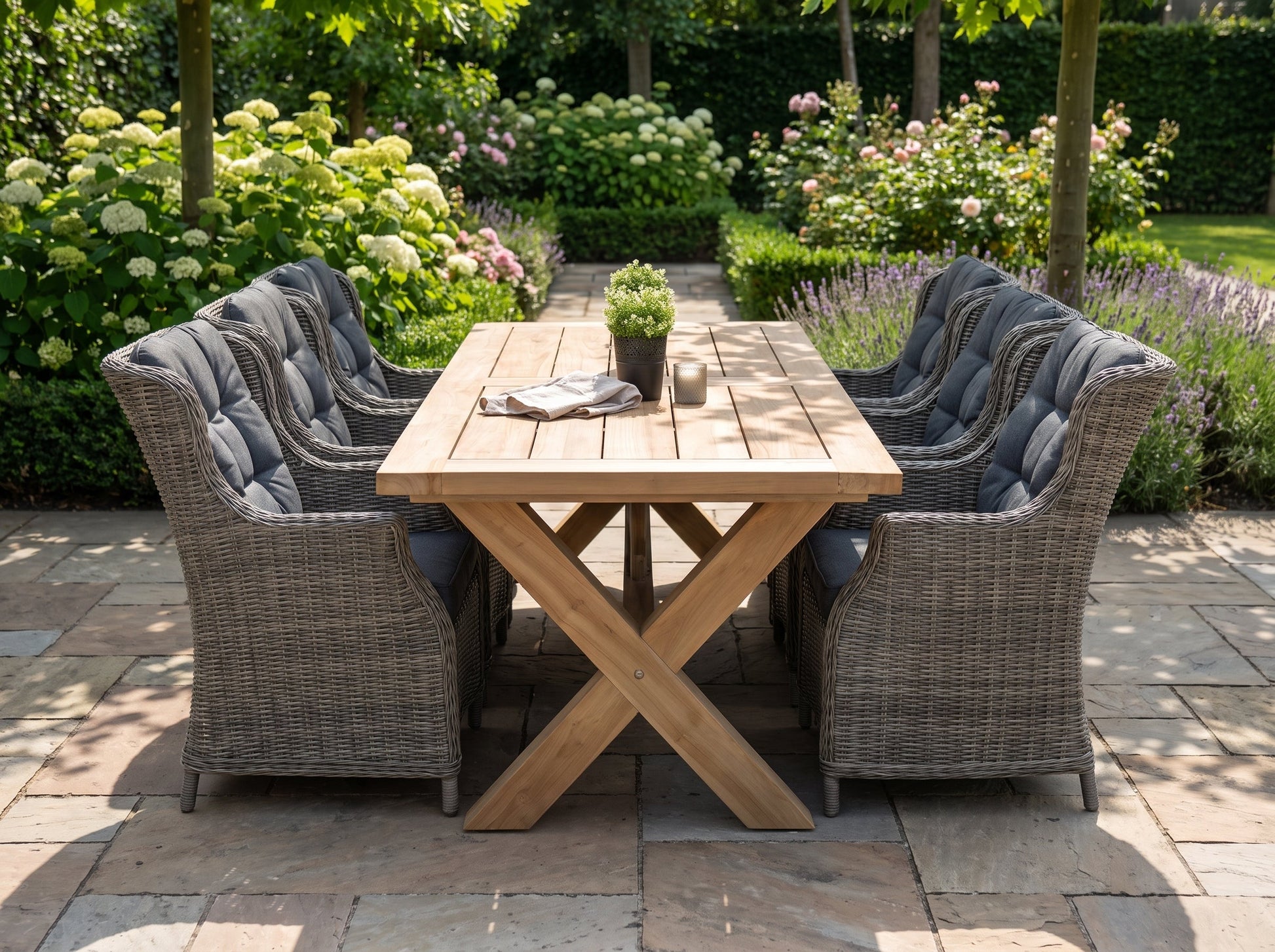 Norwich-Darwin Tuinset 6 Personen - Teak / Kobo Grey in einem stimmungsvollen Garten - Outnest Gartenmöbel
