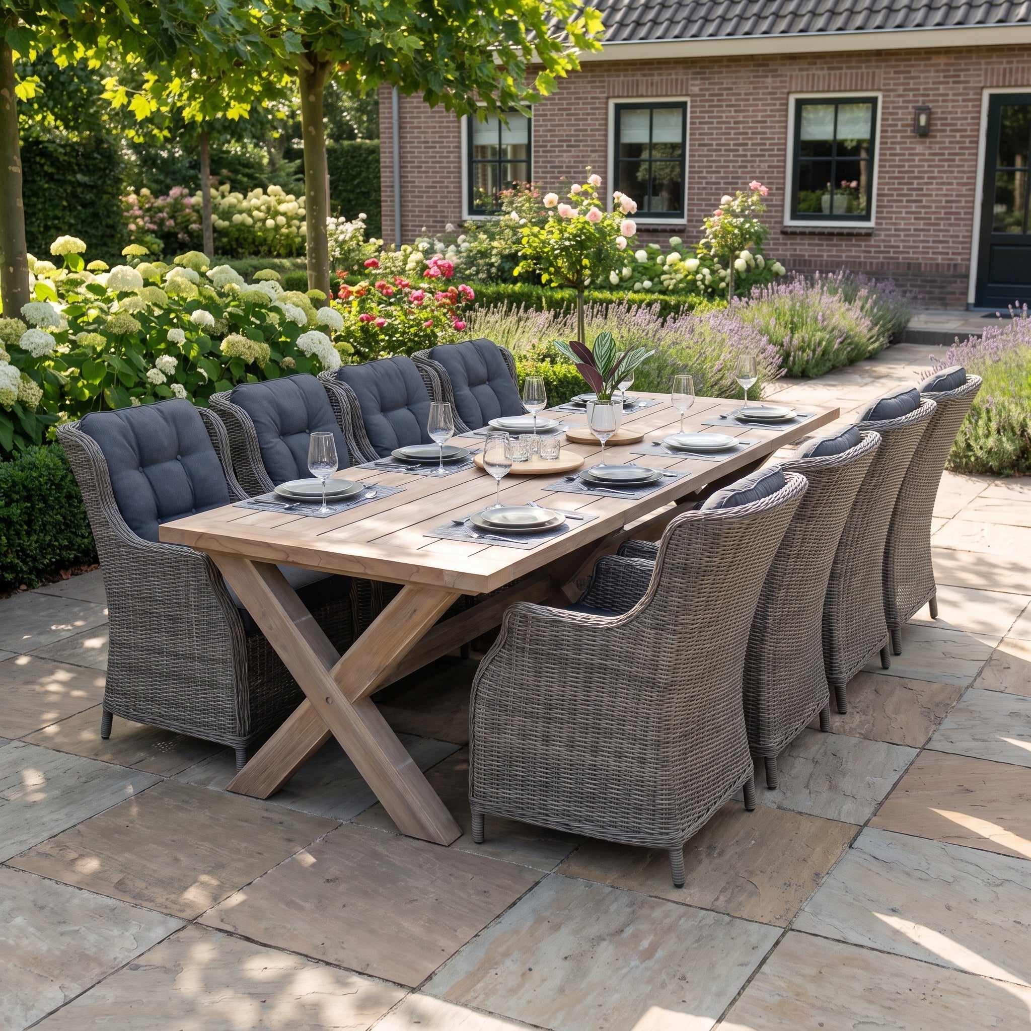 Norwich-Darwin Tuinset 8 Personen - Teak / Kobo Grey in einem stimmungsvollen Garten - Outnest Gartenmöbel