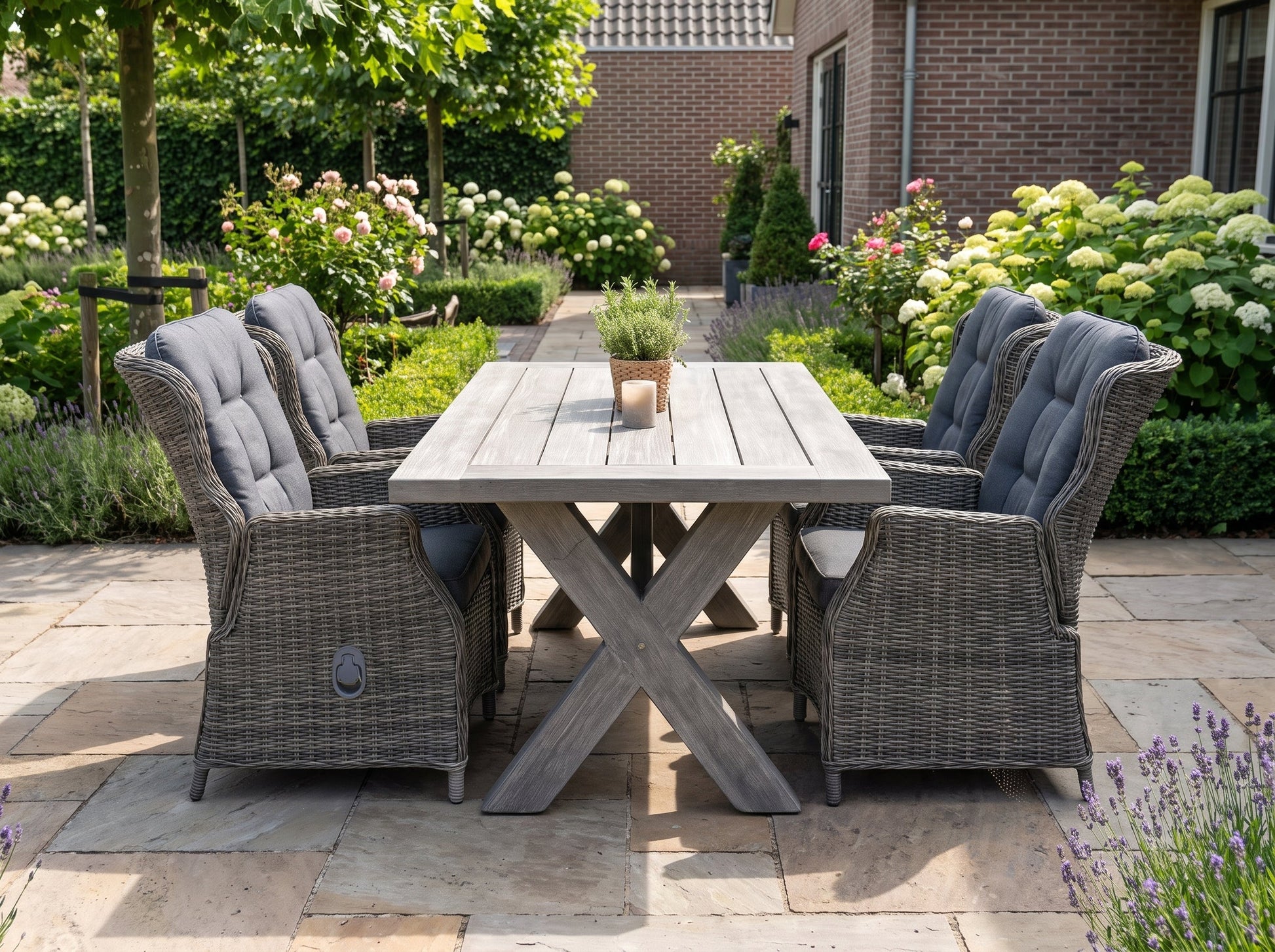 Norwich-Darwin Verstelbare Tuinset 4 Personen - Acacia / Kobo Grey in einem stimmungsvollen Garten - Outnest Gartenmöbel