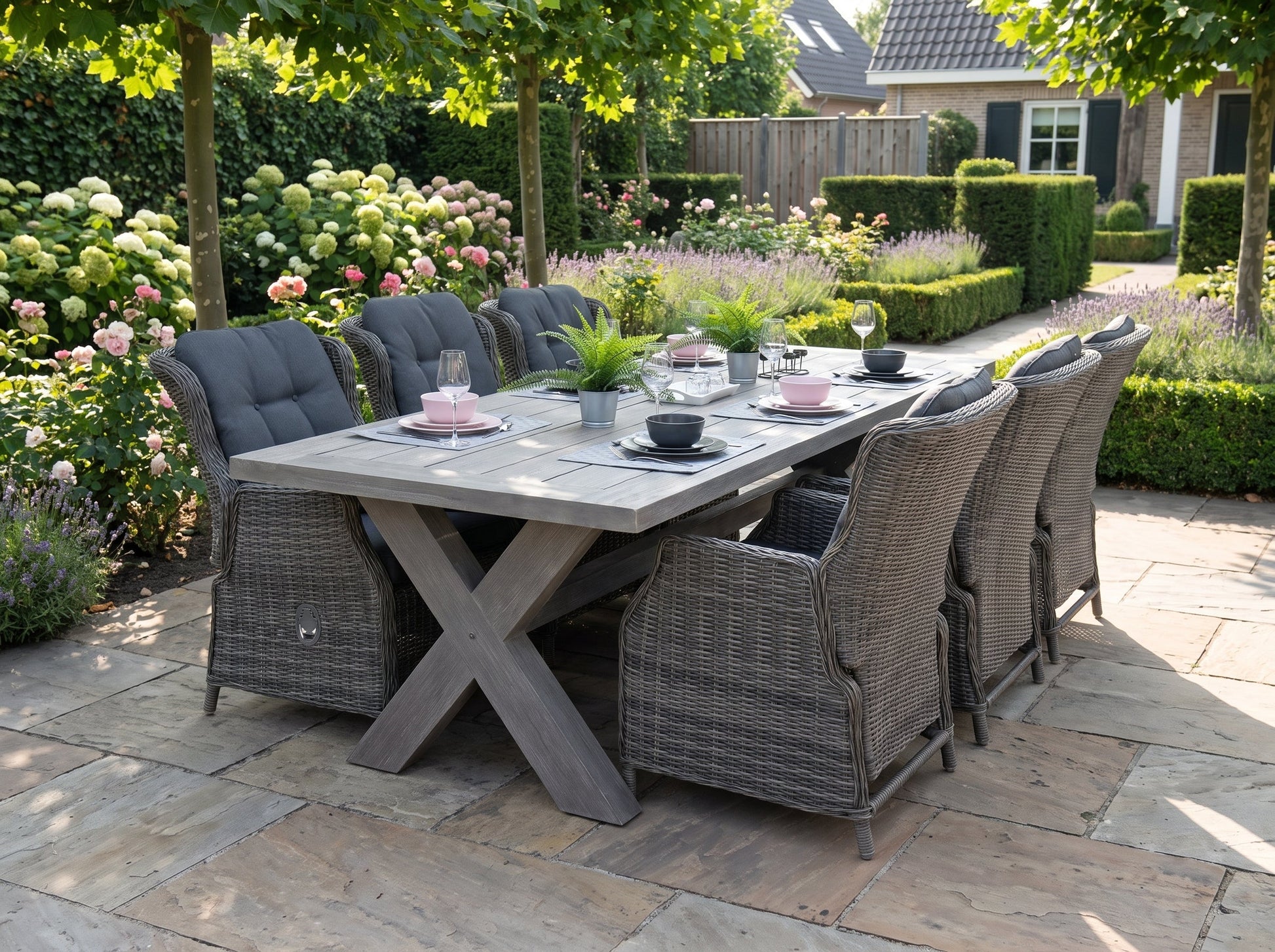 Norwich-Darwin Verstelbare Tuinset 6 Personen - Acacia / Kobo Grey in einem stimmungsvollen Garten - Outnest Gartenmöbel
