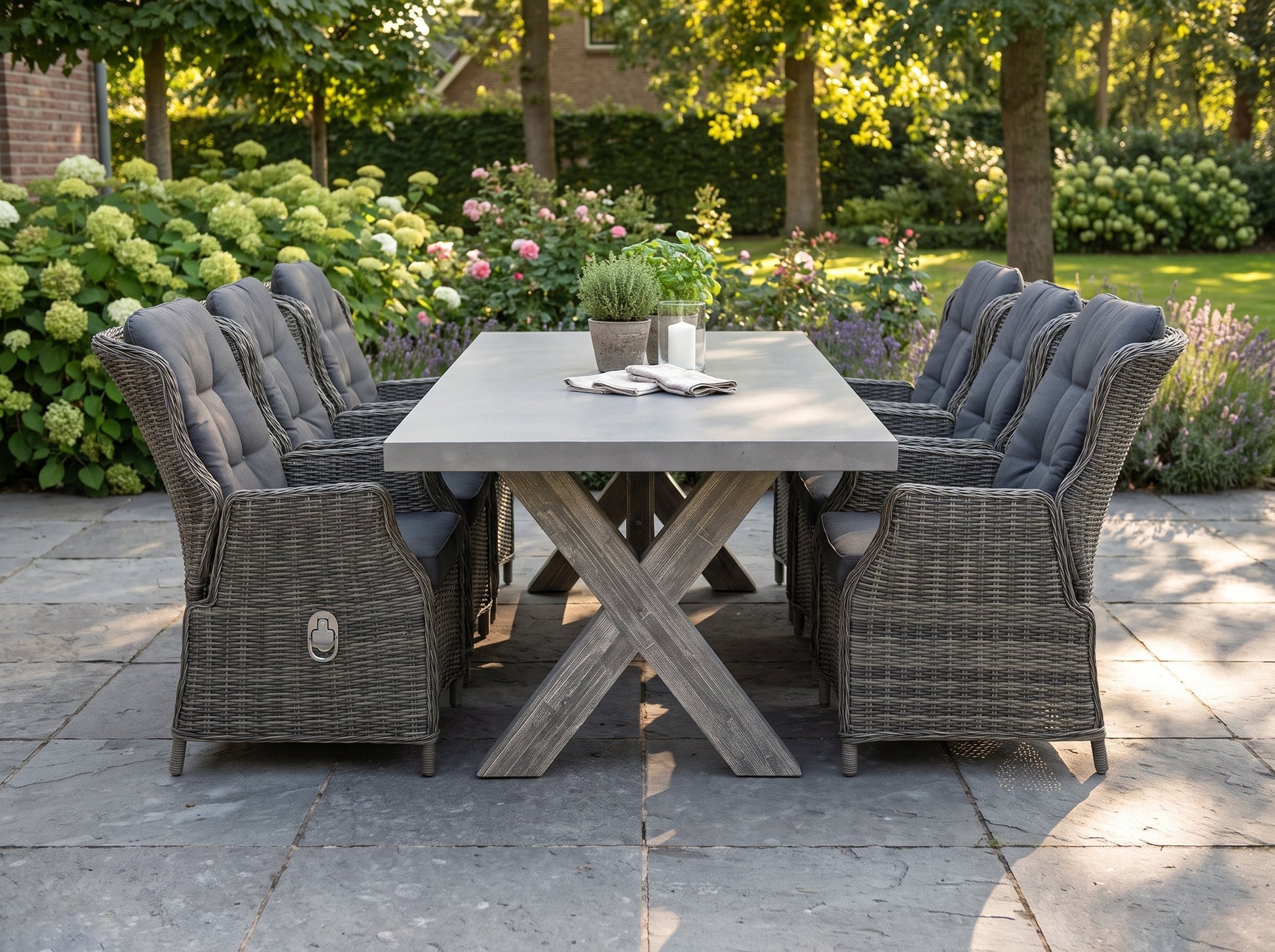 Norwich-Darwin Verstelbare Tuinset 6 Personen - Polystone, Vintage Antique Grey / Kobo Grey in einem stimmungsvollen Garten