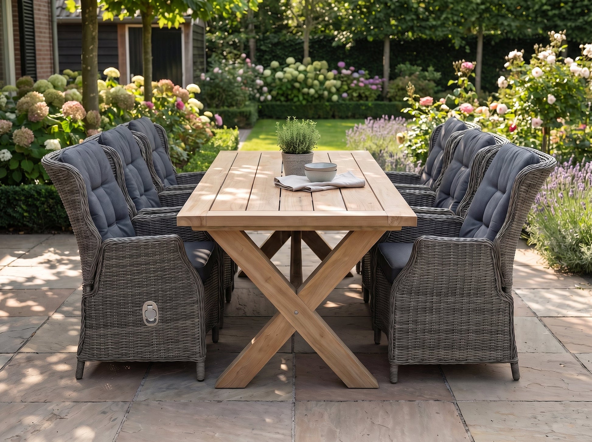 Norwich-Darwin Verstelbare Tuinset 6 Personen - Teak / Kobo Grey in einem stimmungsvollen Garten - Outnest Gartenmöbel