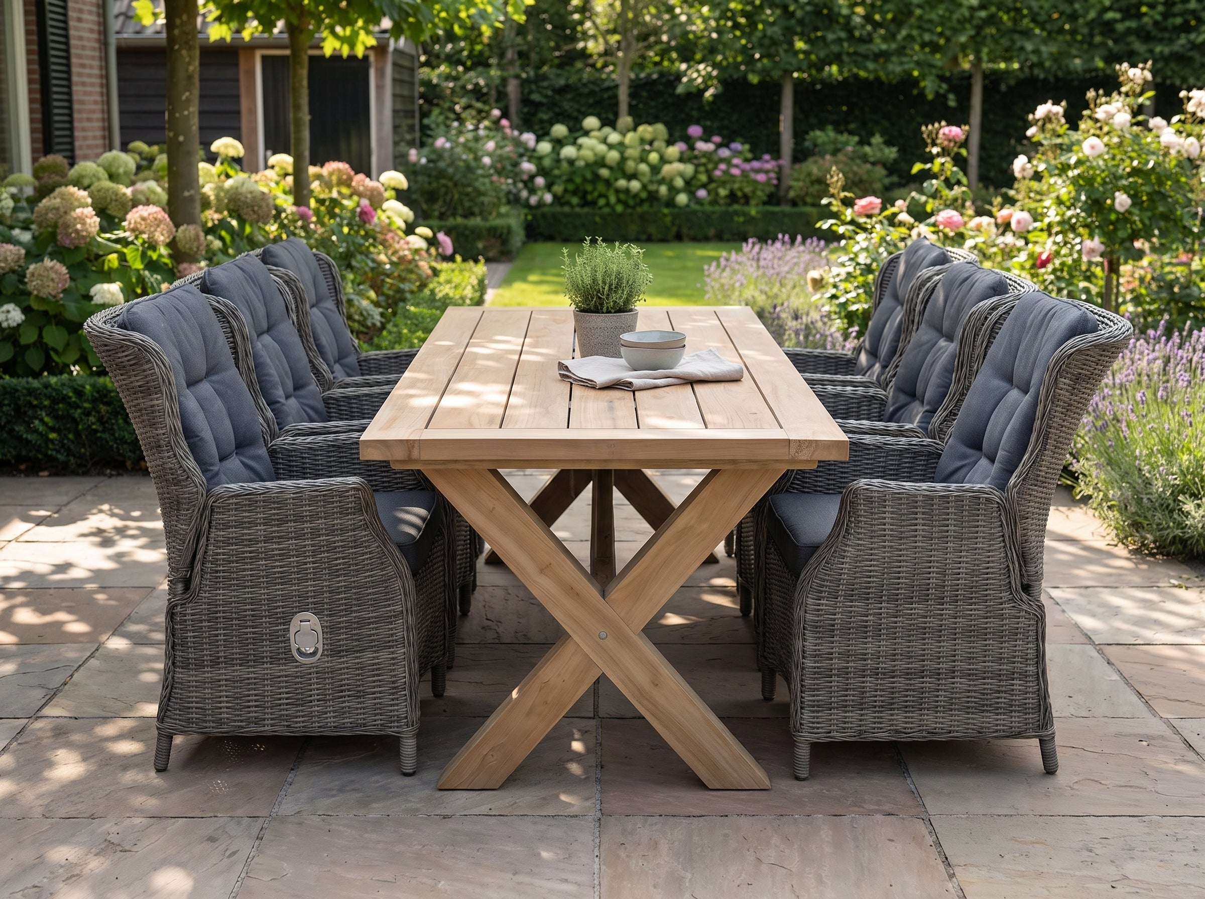 Norwich-Darwin Verstelbare Tuinset 6 Personen - Teak / Kobo Grey in einem stimmungsvollen Garten - Outnest Gartenmöbel