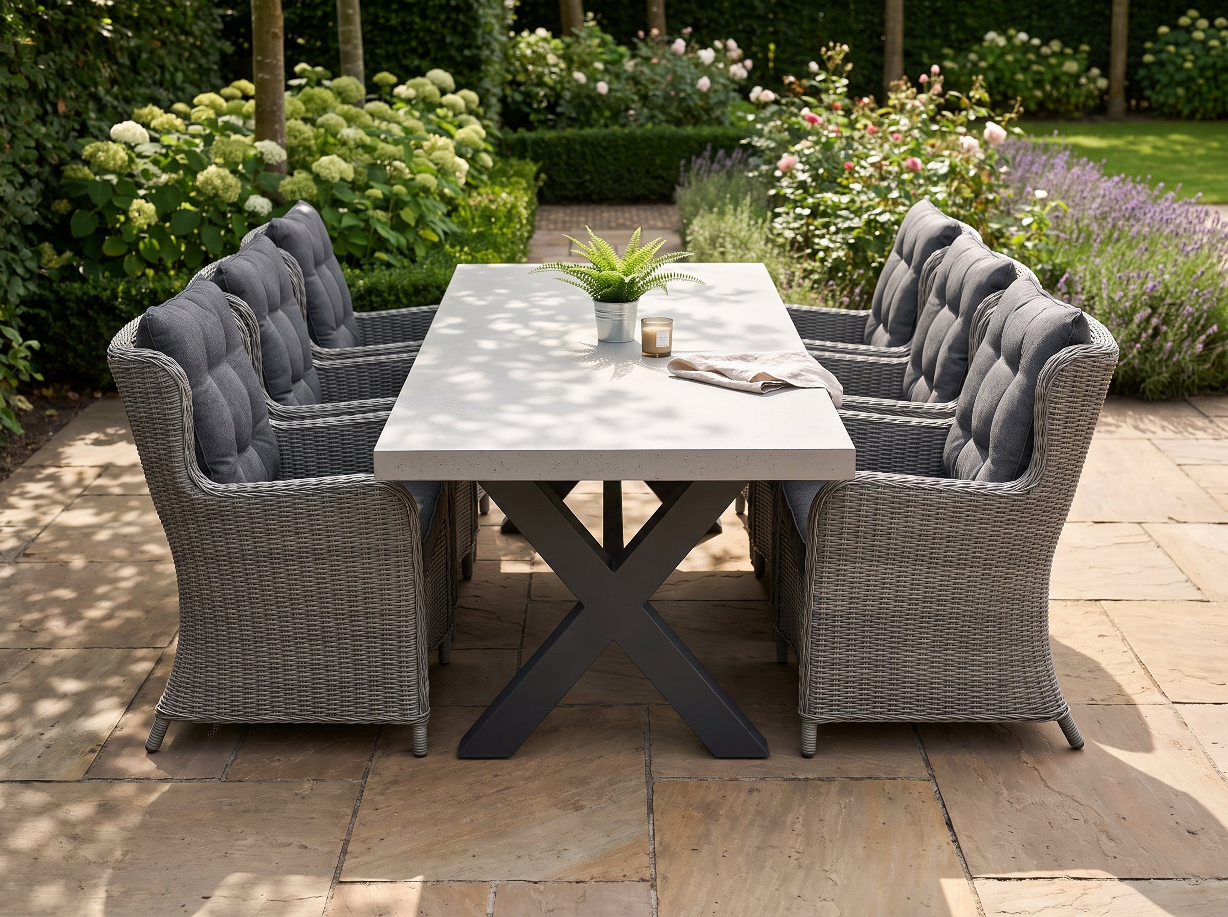 Norwich-Delano Tuinset 6 Personen - Polystone, Gepoedercoat staal / Natural Grey in einem stimmungsvollen Garten - Outnest