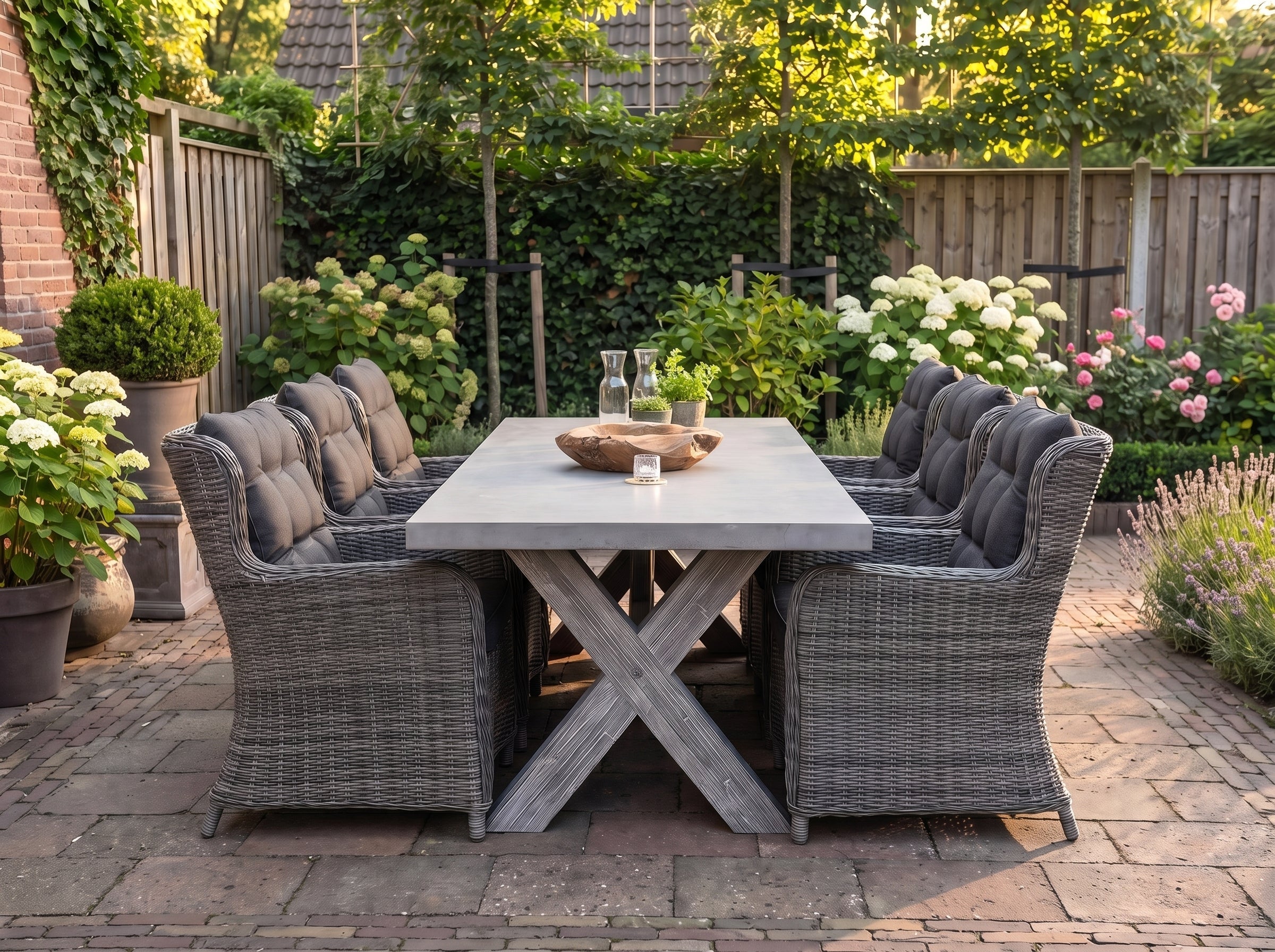 Norwich-Delano Tuinset 6 Personen - Polystone, Vintage Antique Grey / Kobo Grey in einem stimmungsvollen Garten - Outnest