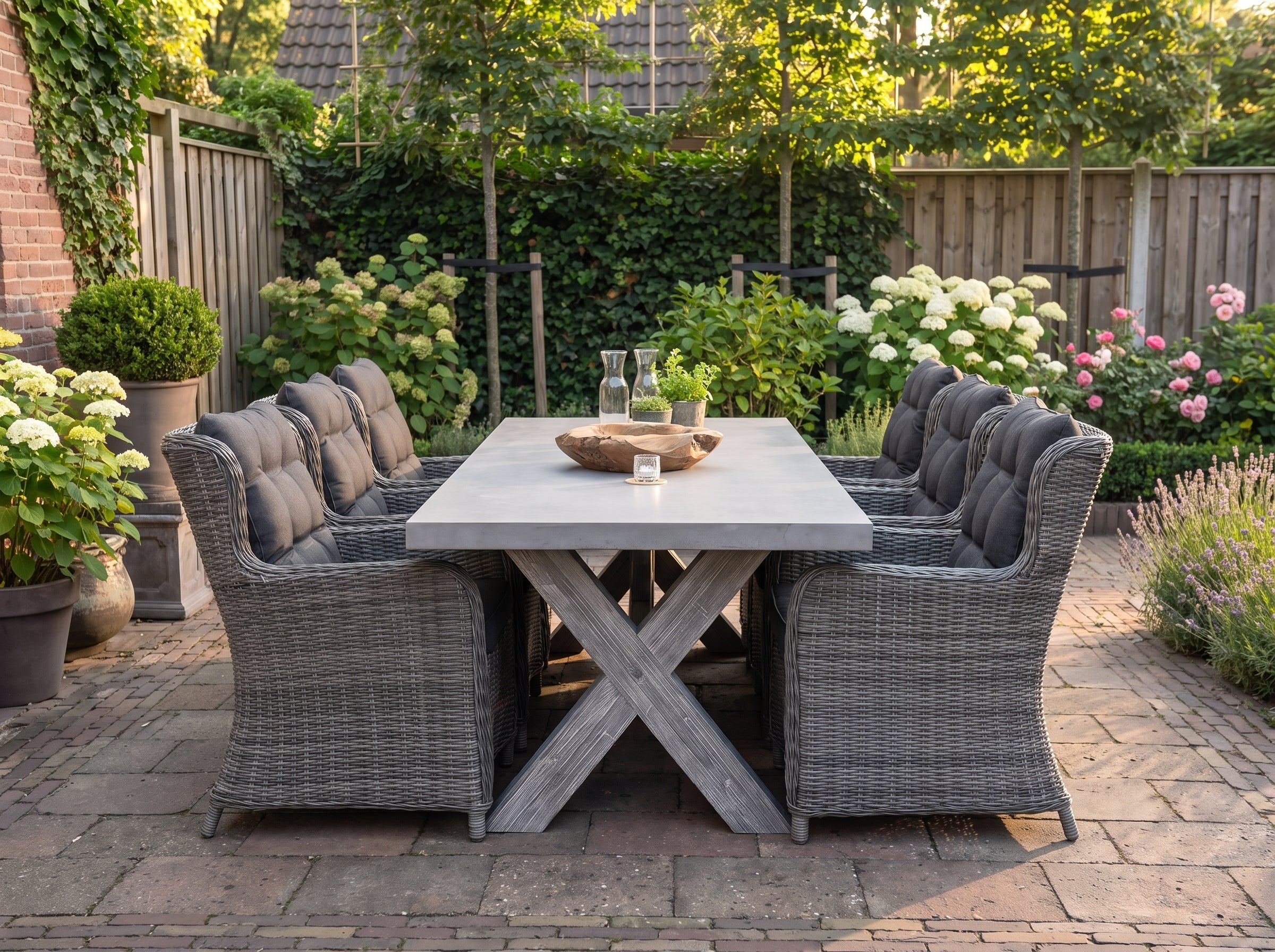 Norwich-Delano Tuinset 6 Personen - Polystone, Vintage Antique Grey / Kobo Grey in einem stimmungsvollen Garten - Outnest