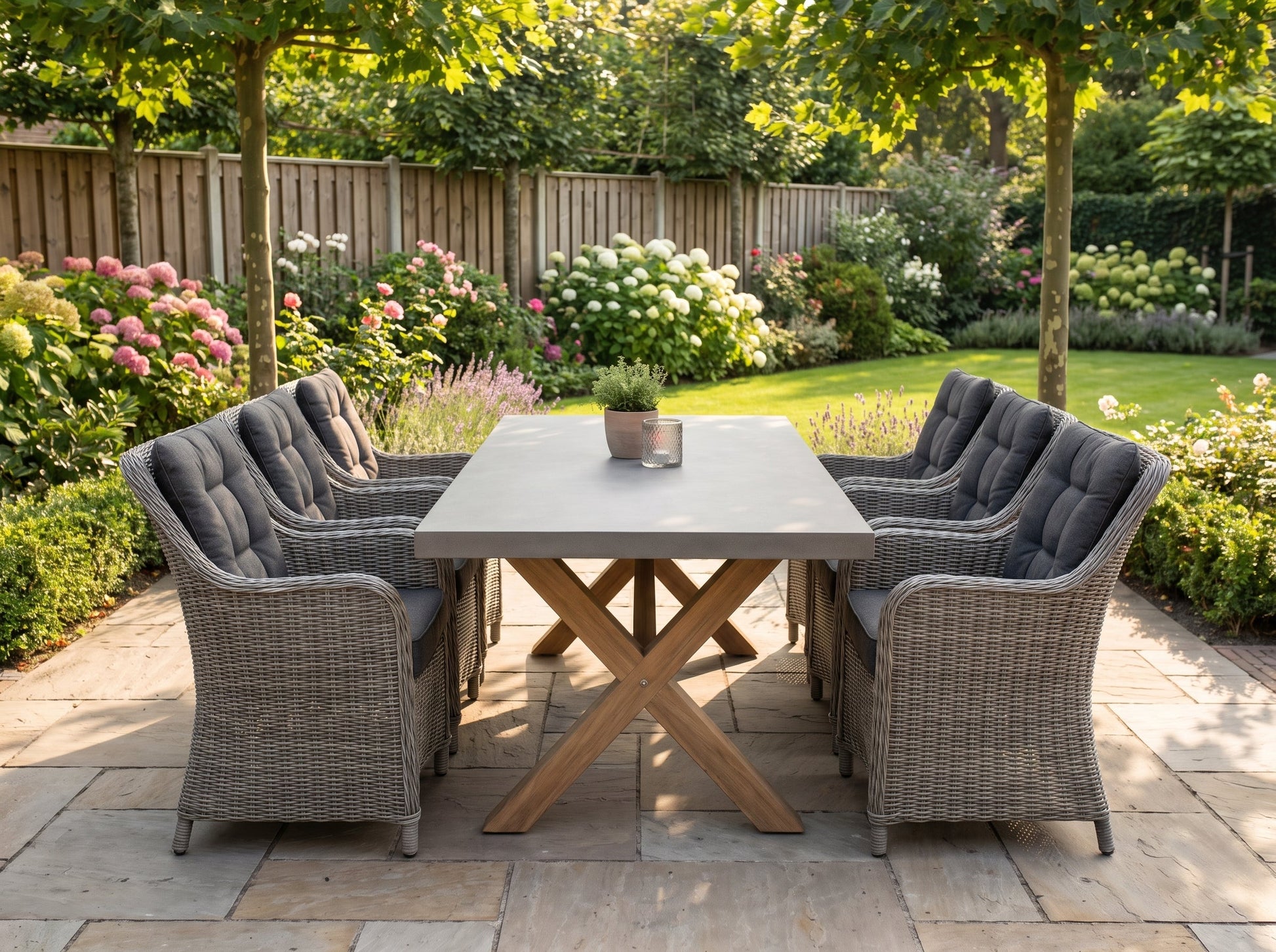 Norwich-Delano Tuinset 6 Personen - Polystone, Vintage Antique Grey / Kobo Grey in einem stimmungsvollen Garten - Outnest