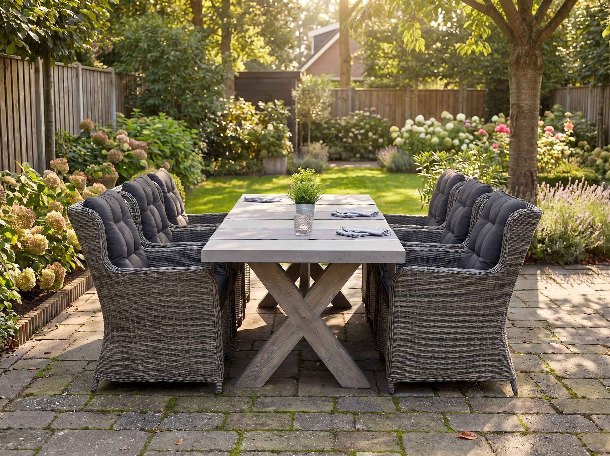 Norwich-Delano Tuinset 6 Personen - Polystone, Vintage Antique Grey / Kobo Grey in einem stimmungsvollen Garten - Outnest