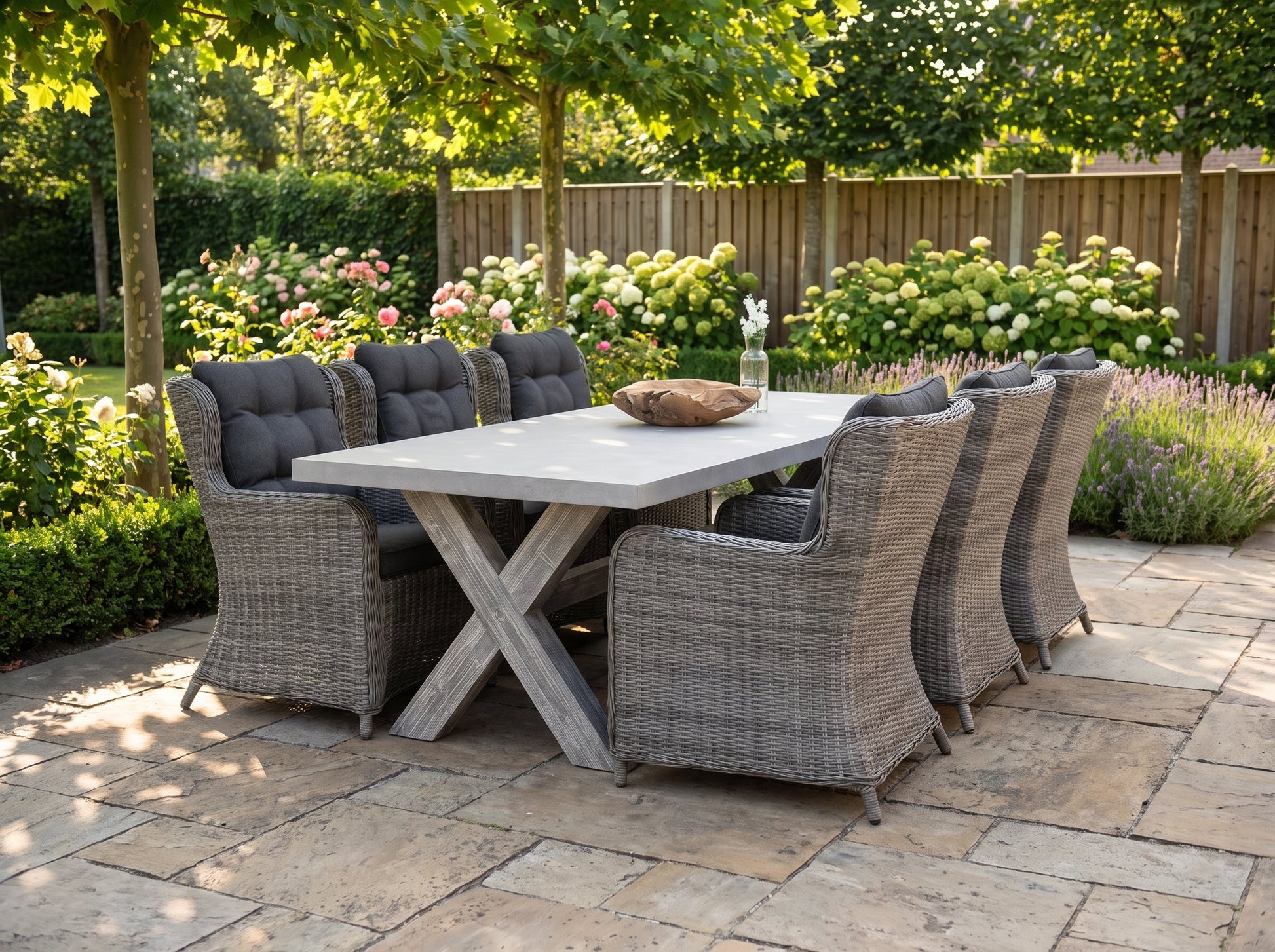 Norwich-Delano Tuinset 6 Personen - Polystone, Vintage Antique Grey / Natural Grey in einem stimmungsvollen Garten -