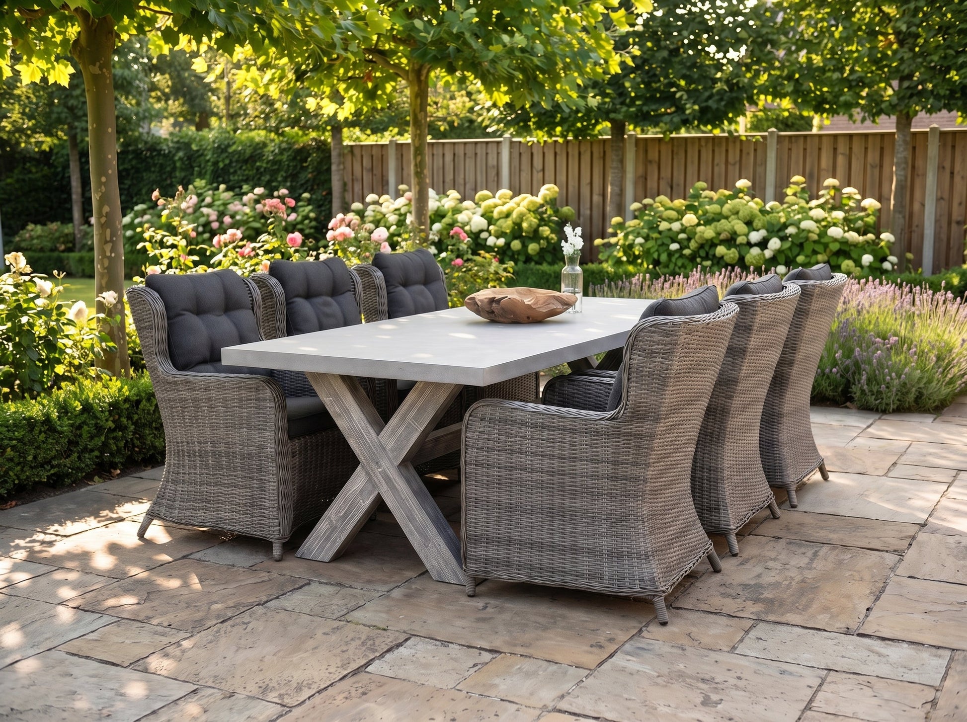 Norwich-Delano Tuinset 6 Personen - Polystone, Vintage Antique Grey / Natural Grey in einem stimmungsvollen Garten -