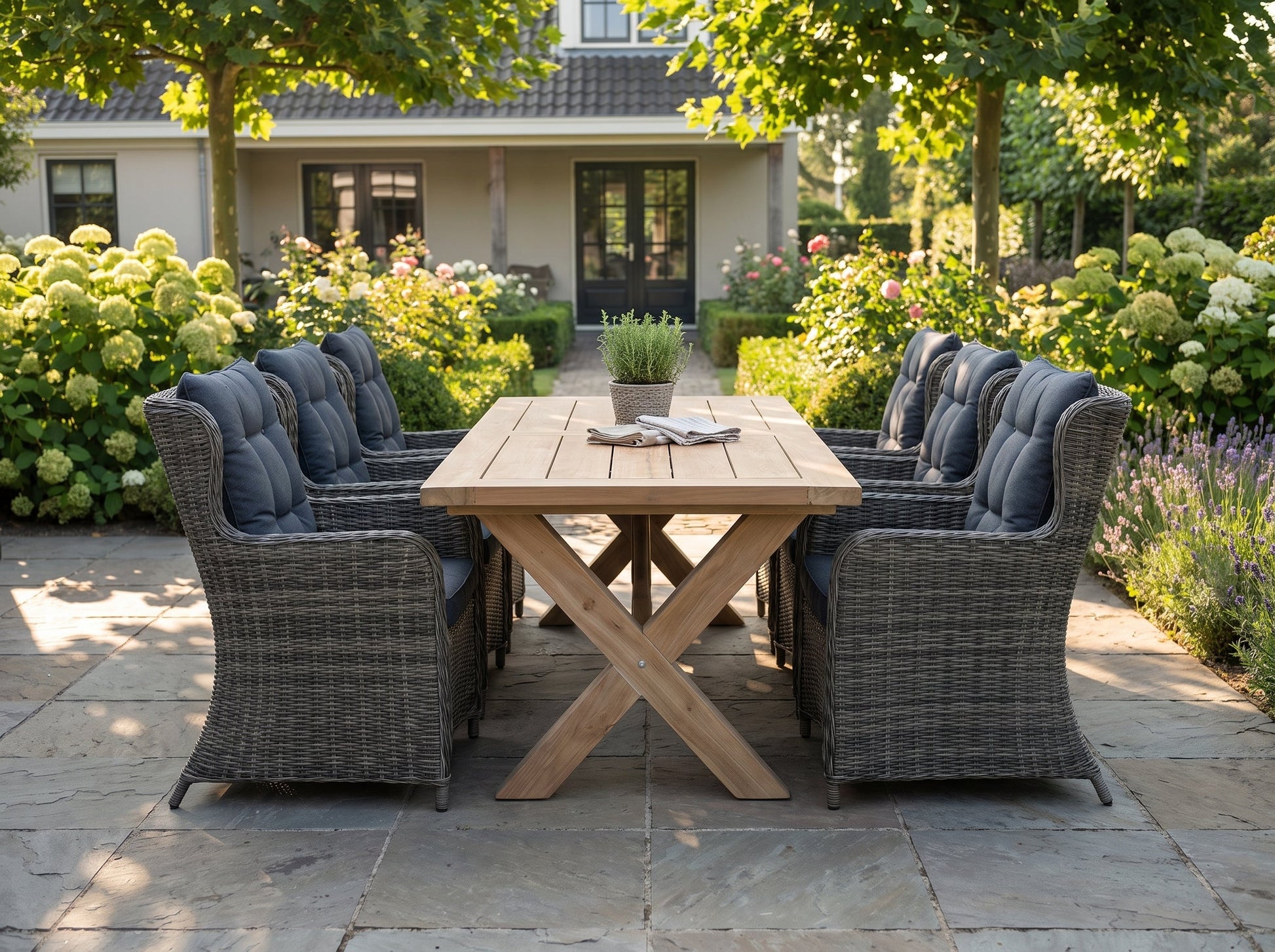 Norwich-Delano Tuinset 6 Personen - Teak / Kobo Grey in einem stimmungsvollen Garten - Outnest Gartenmöbel