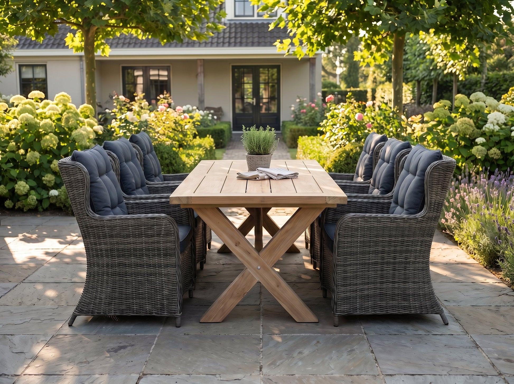Norwich-Delano Tuinset 6 Personen - Teak / Kobo Grey in einem stimmungsvollen Garten - Outnest Gartenmöbel