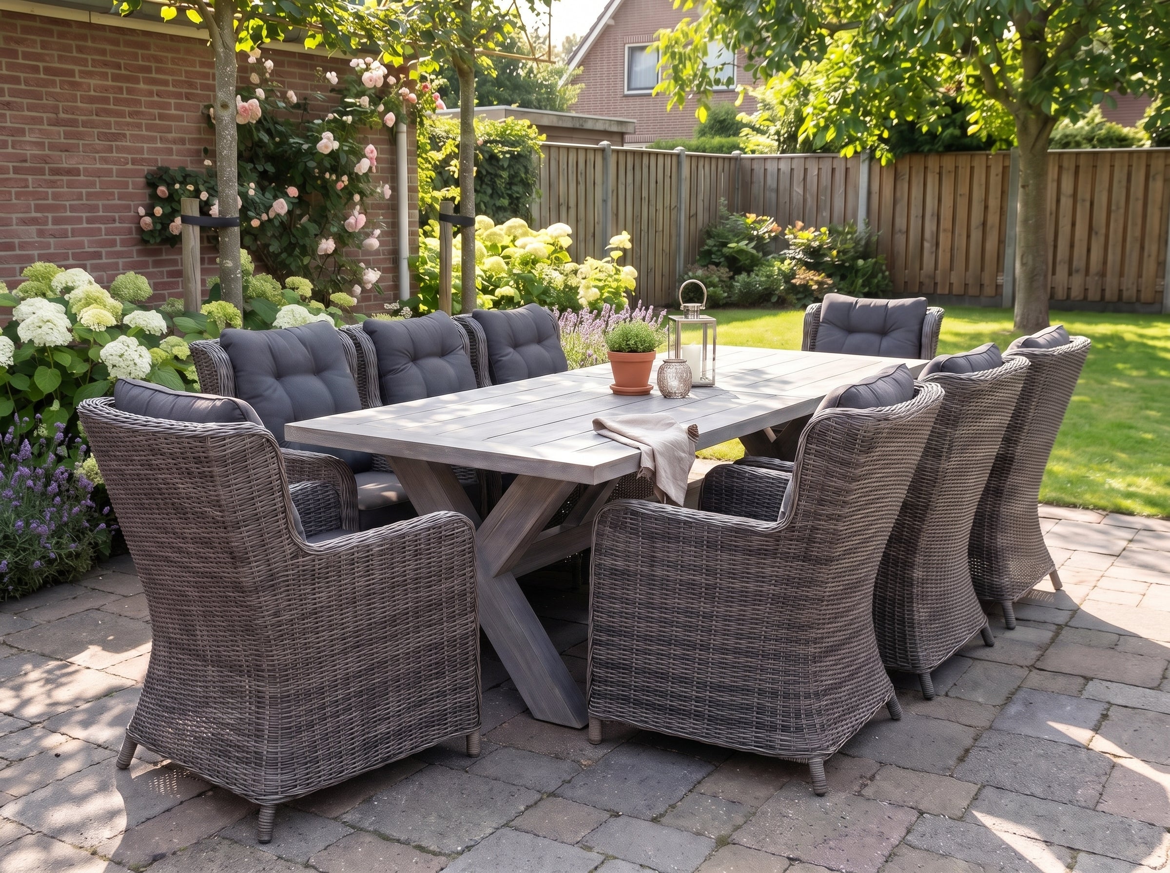 Norwich-Delano Tuinset 8 Personen - Acacia / Kobo Grey in einem stimmungsvollen Garten - Outnest Gartenmöbel