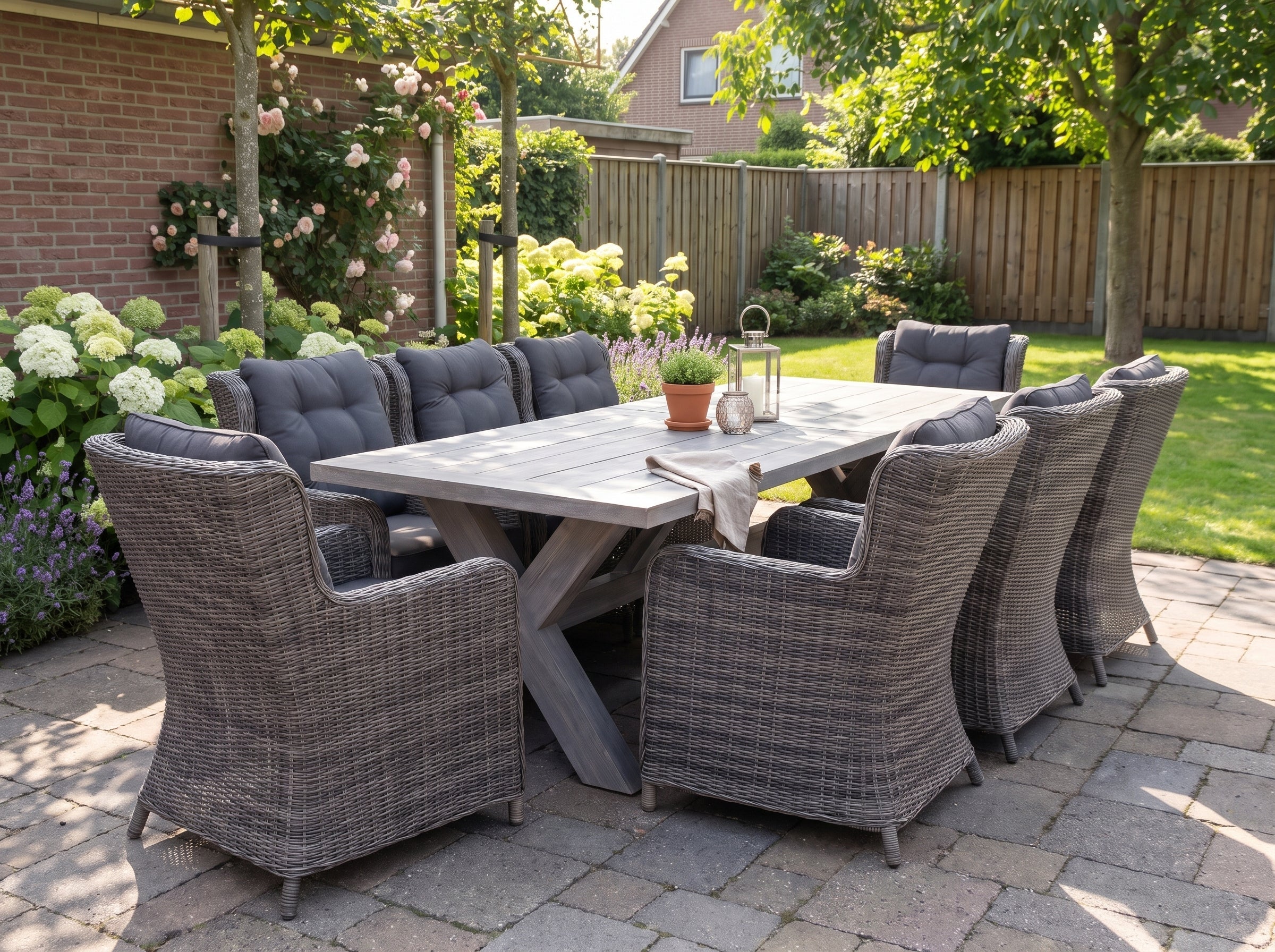 Norwich-Delano Tuinset 8 Personen - Acacia / Kobo Grey in einem stimmungsvollen Garten - Outnest Gartenmöbel