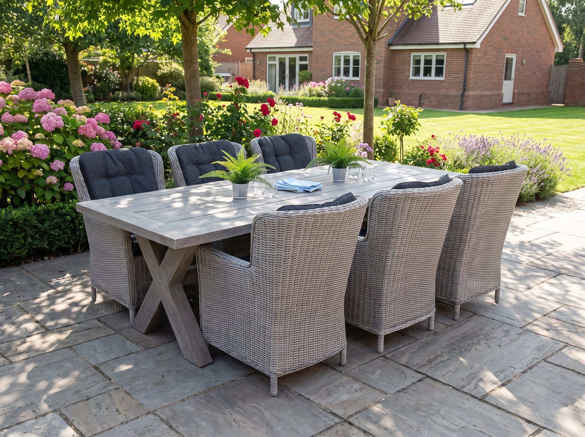 Norwich-Marina Tuinset 6 Personen - Teak / Light Kobo Grey in einem stimmungsvollen Garten - Outnest Gartenmöbel