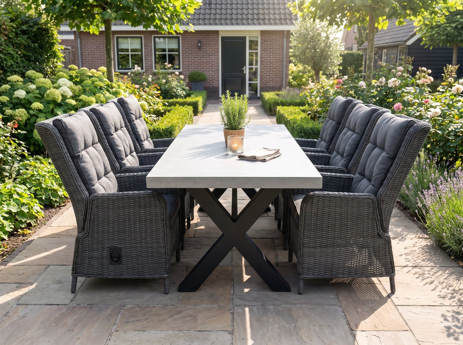 Norwich-Marling Verstelbare Tuinset 6 Personen - Polystone, Gepoedercoat staal / Rock Grey in einem stimmungsvollen Garten