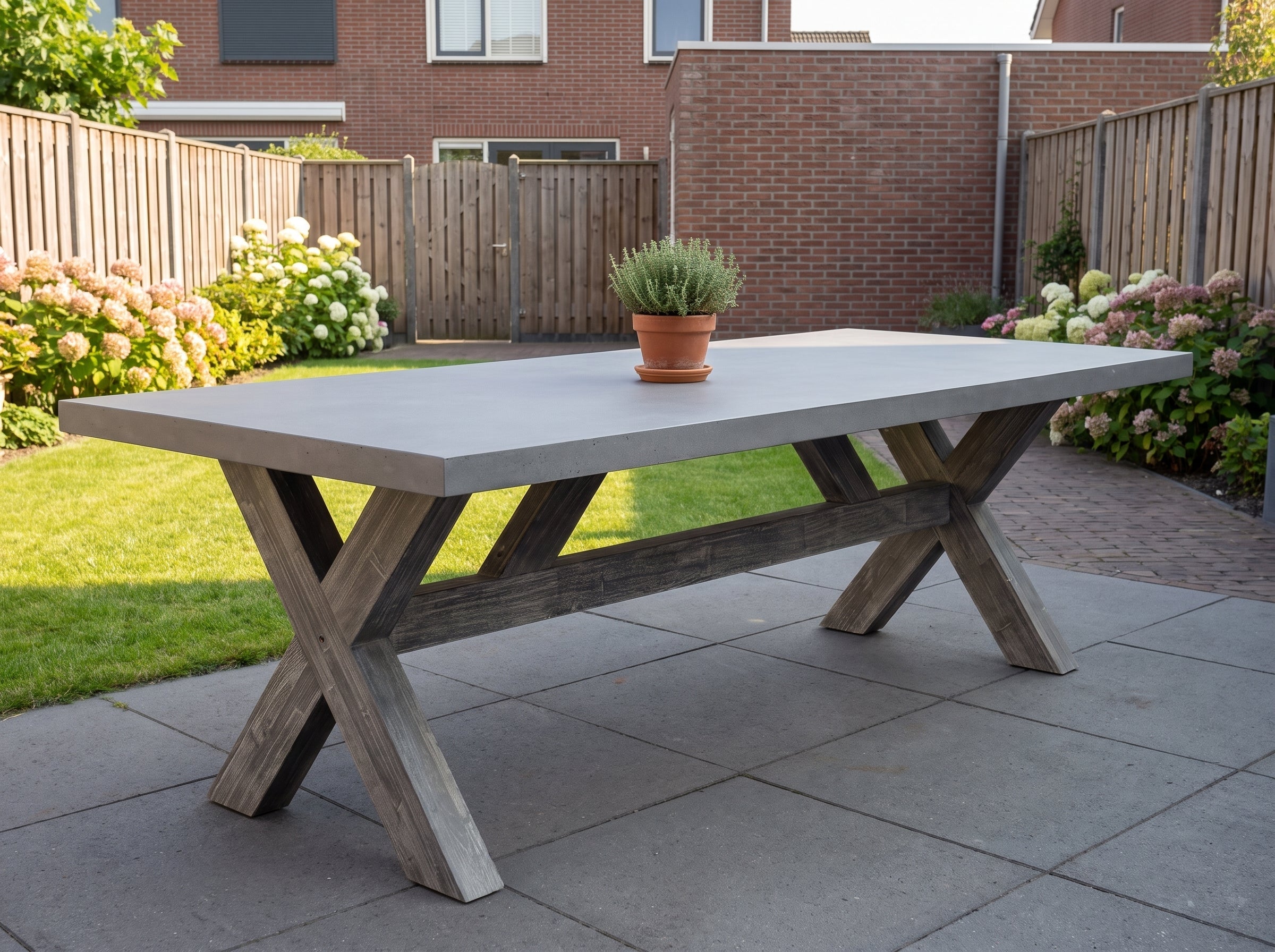 Norwich Rechthoekige Polystone Tuintafel 250 cm - Acacia / Polystone in einem stimmungsvollen Garten - Outnest Gartenmöbel