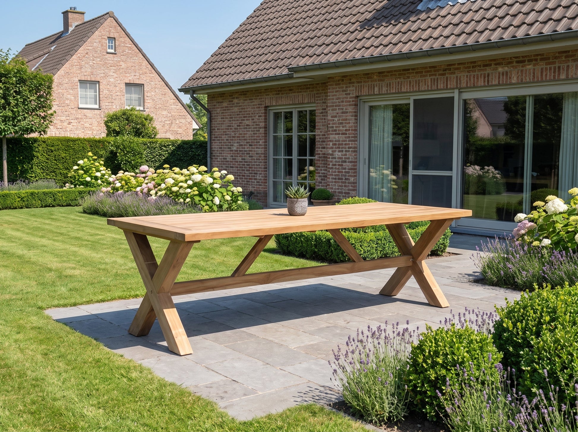 Norwich Rechthoekige Teak Tuintafel 250 cm in einem stimmungsvollen Garten - Outnest Gartenmöbel