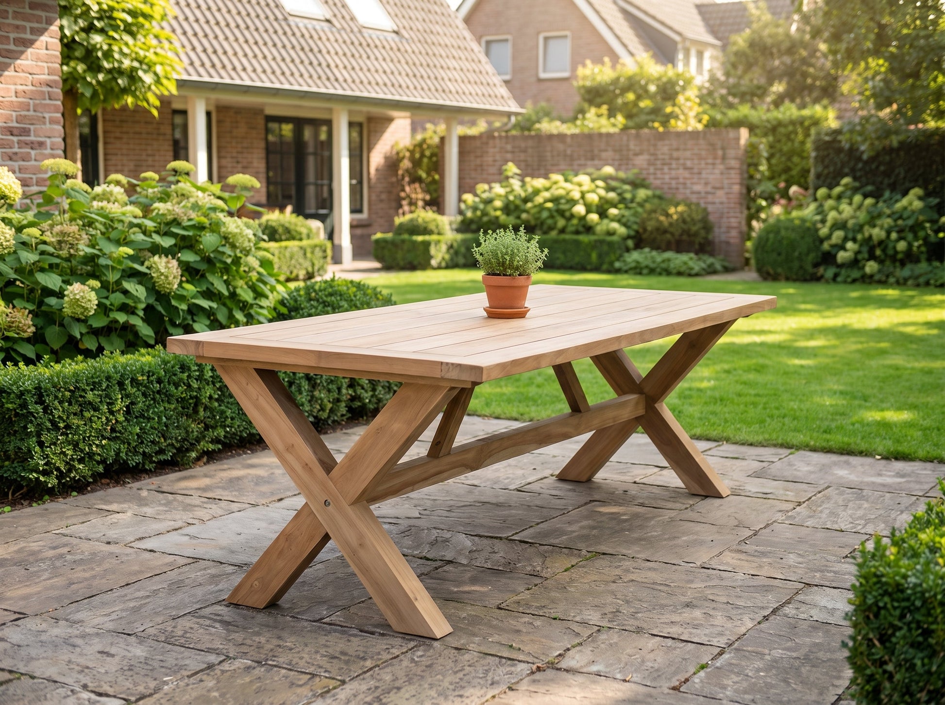 Norwich Rechthoekige Teak Tuintafel 300 cm in einem stimmungsvollen Garten - Outnest Gartenmöbel