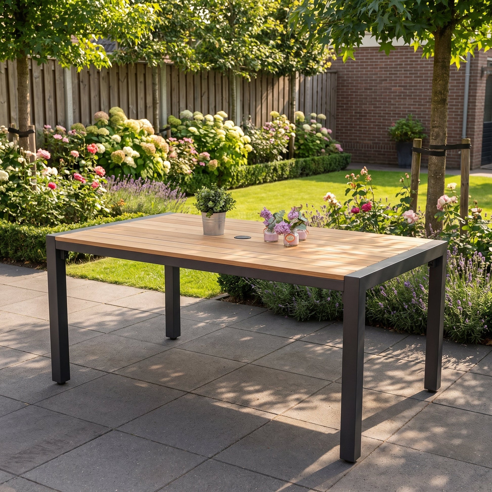 Oklahoma Gartentisch 160x100 Teak Dark Grey - Lifestyle-Aufnahme auf der Terrasse - Outnest