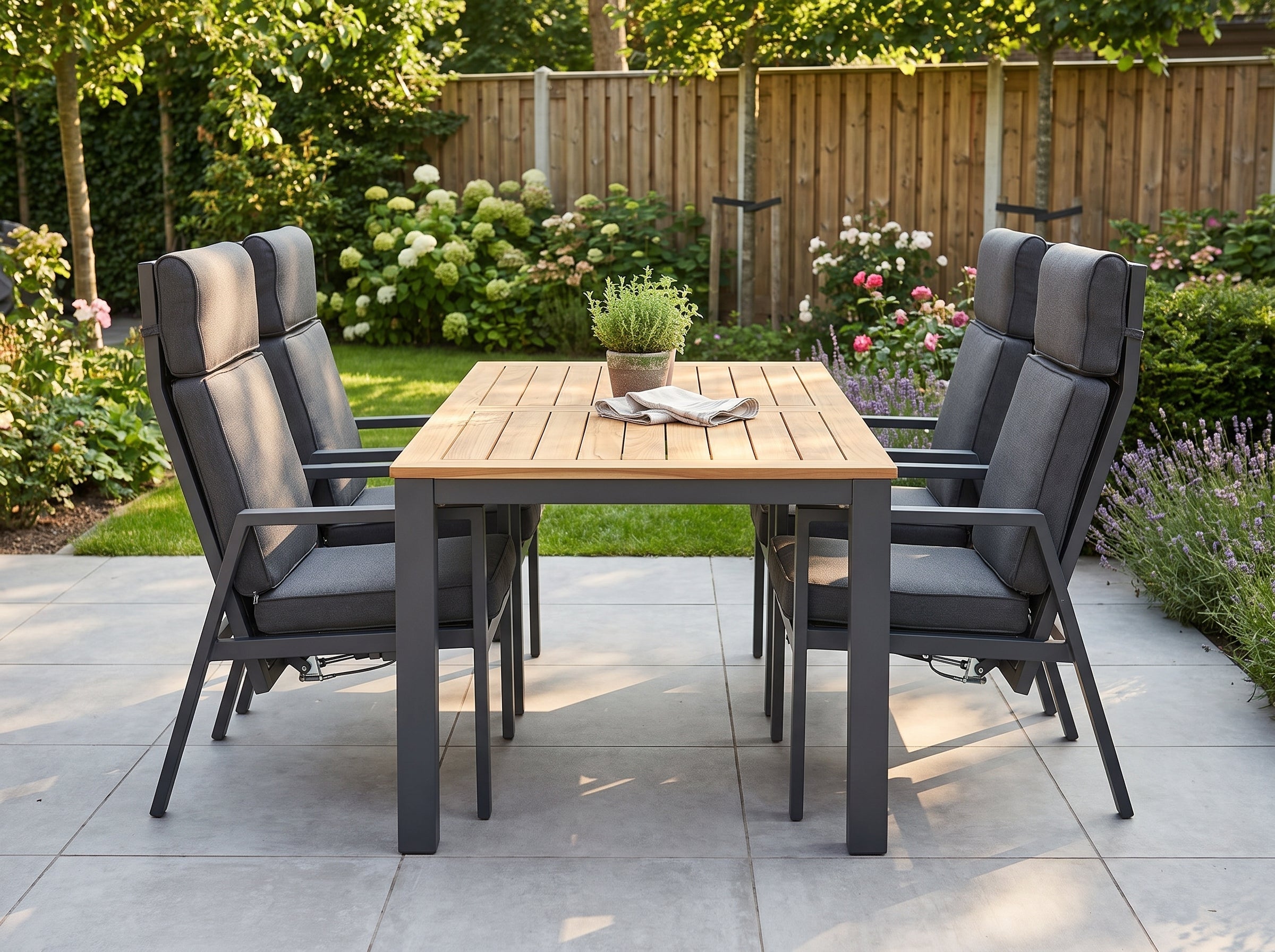 Birmingham Verstelbare Tuinset 4 Personen - Teak / Dark Grey in einem stimmungsvollen Garten - Outnest Gartenmöbel