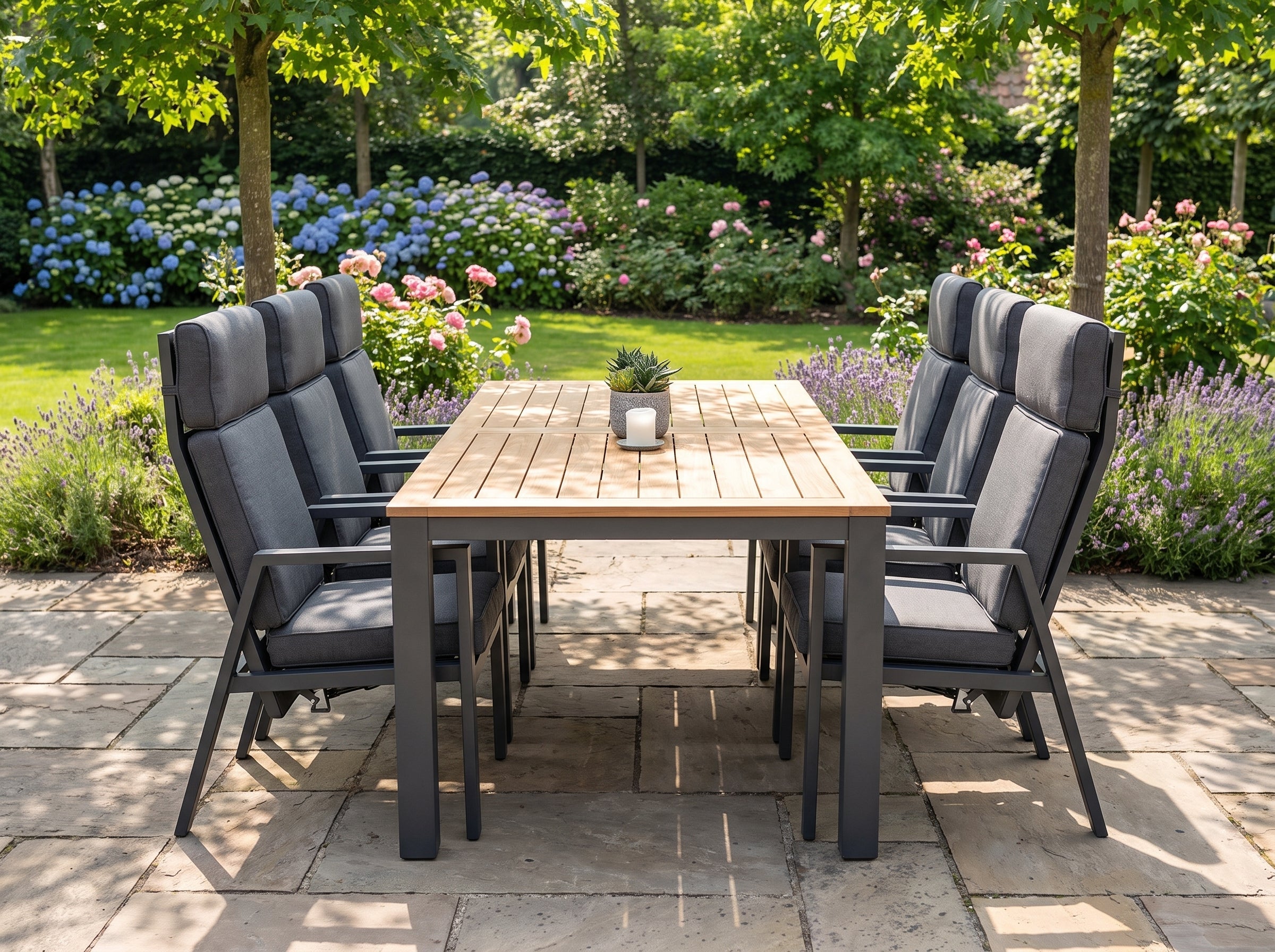 Birmingham Verstelbare Tuinset 6 Personen - Dark Grey / Dark Grey in einem stimmungsvollen Garten - Outnest Gartenmöbel